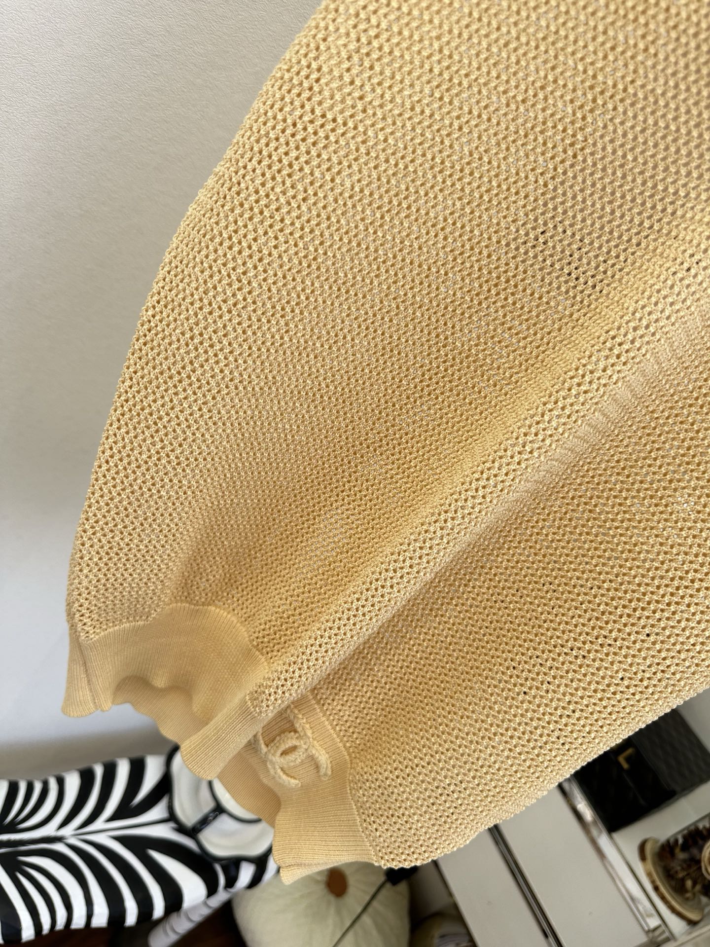 26S 透气网织肌理自带夏日呼吸感，V领设计修饰脖颈线条，下摆双C刺绣暗藏精致小心机。奶黄、湖蓝、经典黑