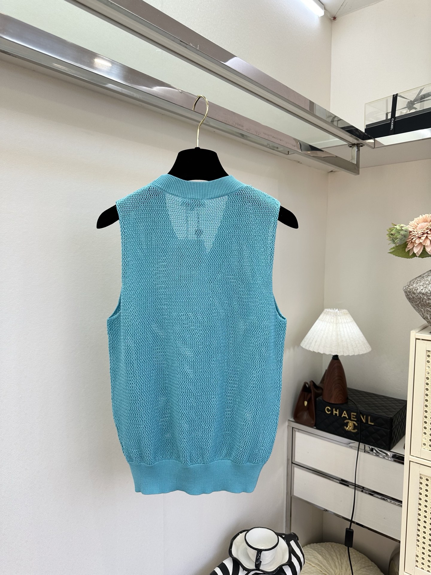 26S 透气网织肌理自带夏日呼吸感，V领设计修饰脖颈线条，下摆双C刺绣暗藏精致小心机。奶黄、湖蓝、经典黑