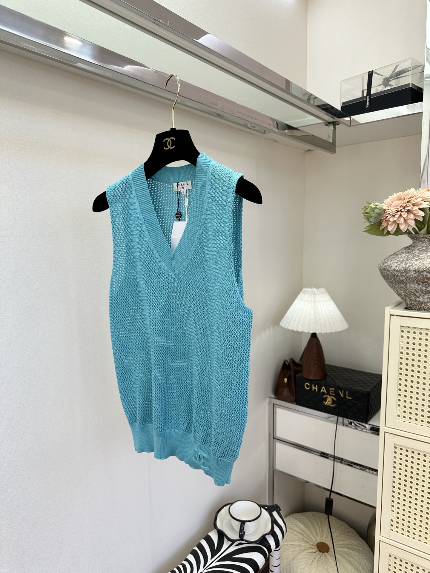 26S 透气网织肌理自带夏日呼吸感，V领设计修饰脖颈线条，下摆双C刺绣暗藏精致小心机。奶黄、湖蓝、经典黑