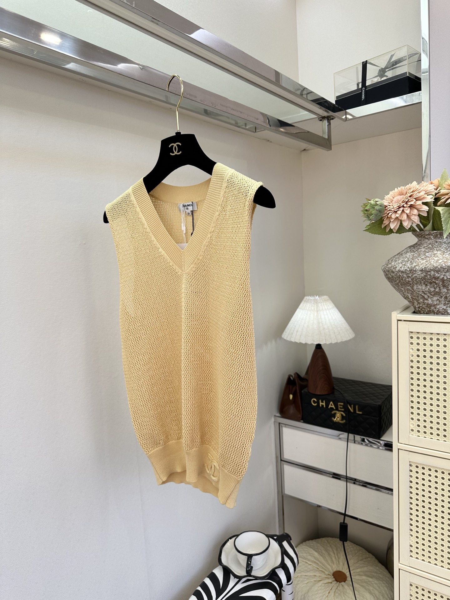 26S 透气网织肌理自带夏日呼吸感，V领设计修饰脖颈线条，下摆双C刺绣暗藏精致小心机。奶黄、湖蓝、经典黑