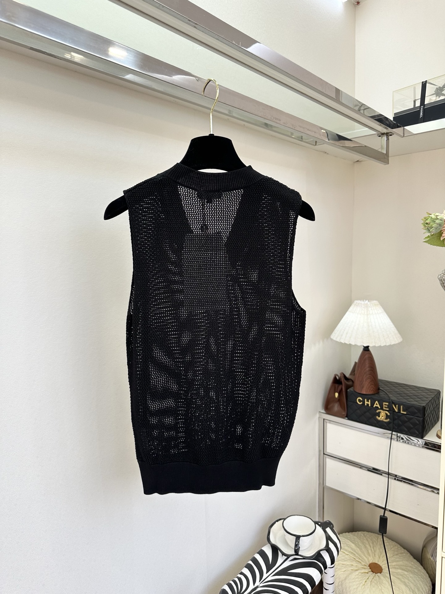 26S 透气网织肌理自带夏日呼吸感，V领设计修饰脖颈线条，下摆双C刺绣暗藏精致小心机。奶黄、湖蓝、经典黑