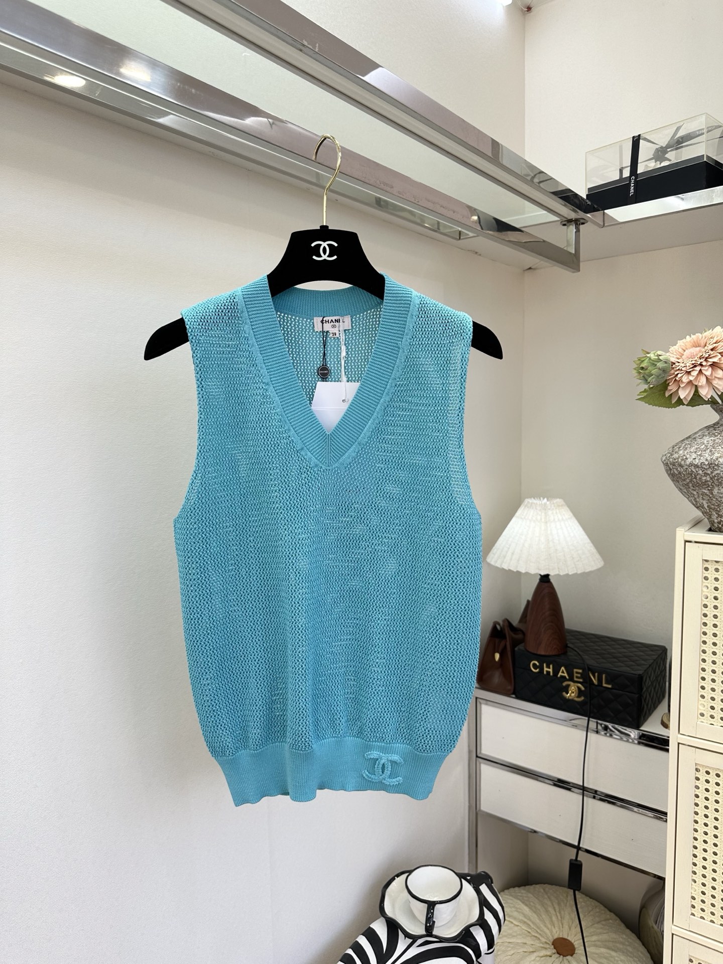 26S 透气网织肌理自带夏日呼吸感，V领设计修饰脖颈线条，下摆双C刺绣暗藏精致小心机。奶黄、湖蓝、经典黑