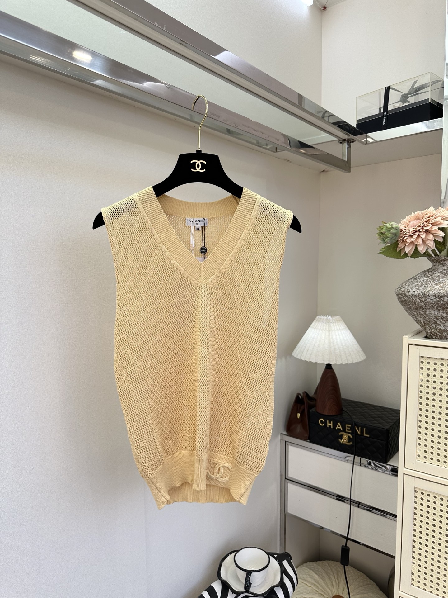 26S 透气网织肌理自带夏日呼吸感，V领设计修饰脖颈线条，下摆双C刺绣暗藏精致小心机。奶黄、湖蓝、经典黑