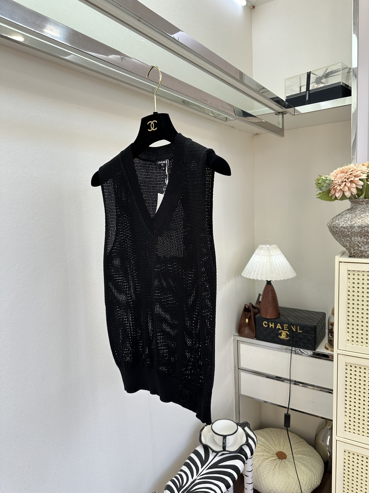 26S 透气网织肌理自带夏日呼吸感，V领设计修饰脖颈线条，下摆双C刺绣暗藏精致小心机。奶黄、湖蓝、经典黑