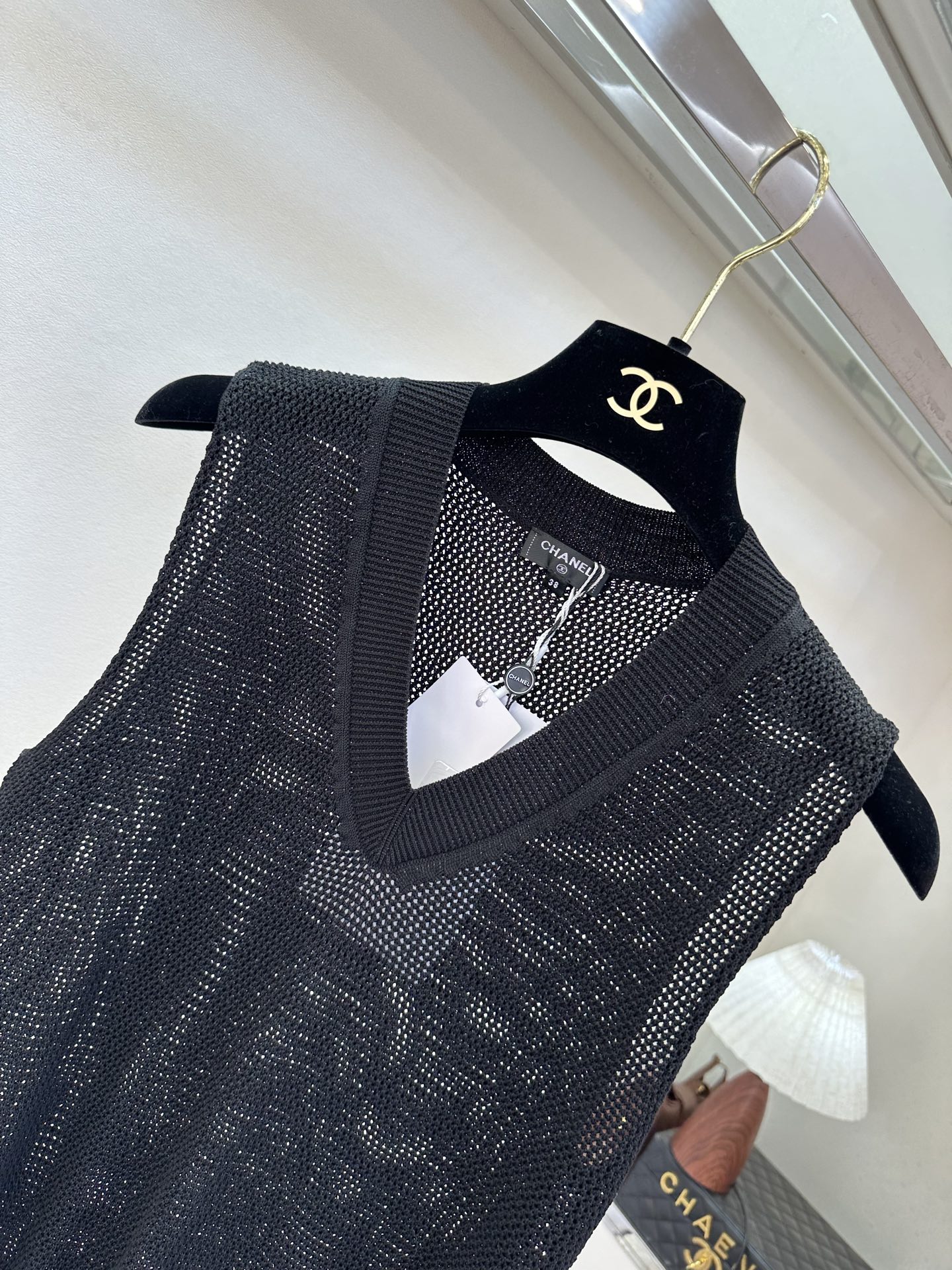 26S 透气网织肌理自带夏日呼吸感，V领设计修饰脖颈线条，下摆双C刺绣暗藏精致小心机。奶黄、湖蓝、经典黑