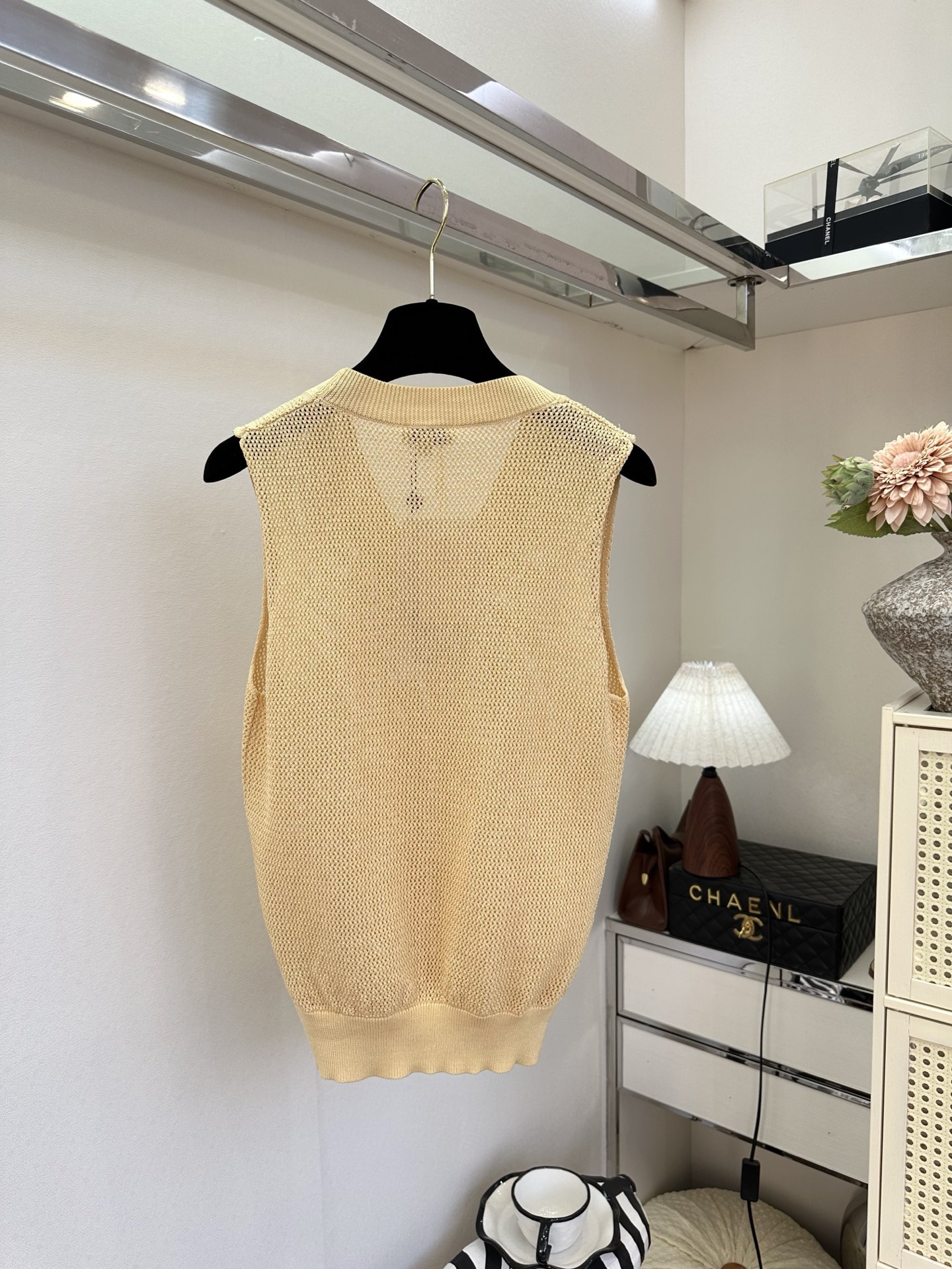 26S 透气网织肌理自带夏日呼吸感，V领设计修饰脖颈线条，下摆双C刺绣暗藏精致小心机。奶黄、湖蓝、经典黑