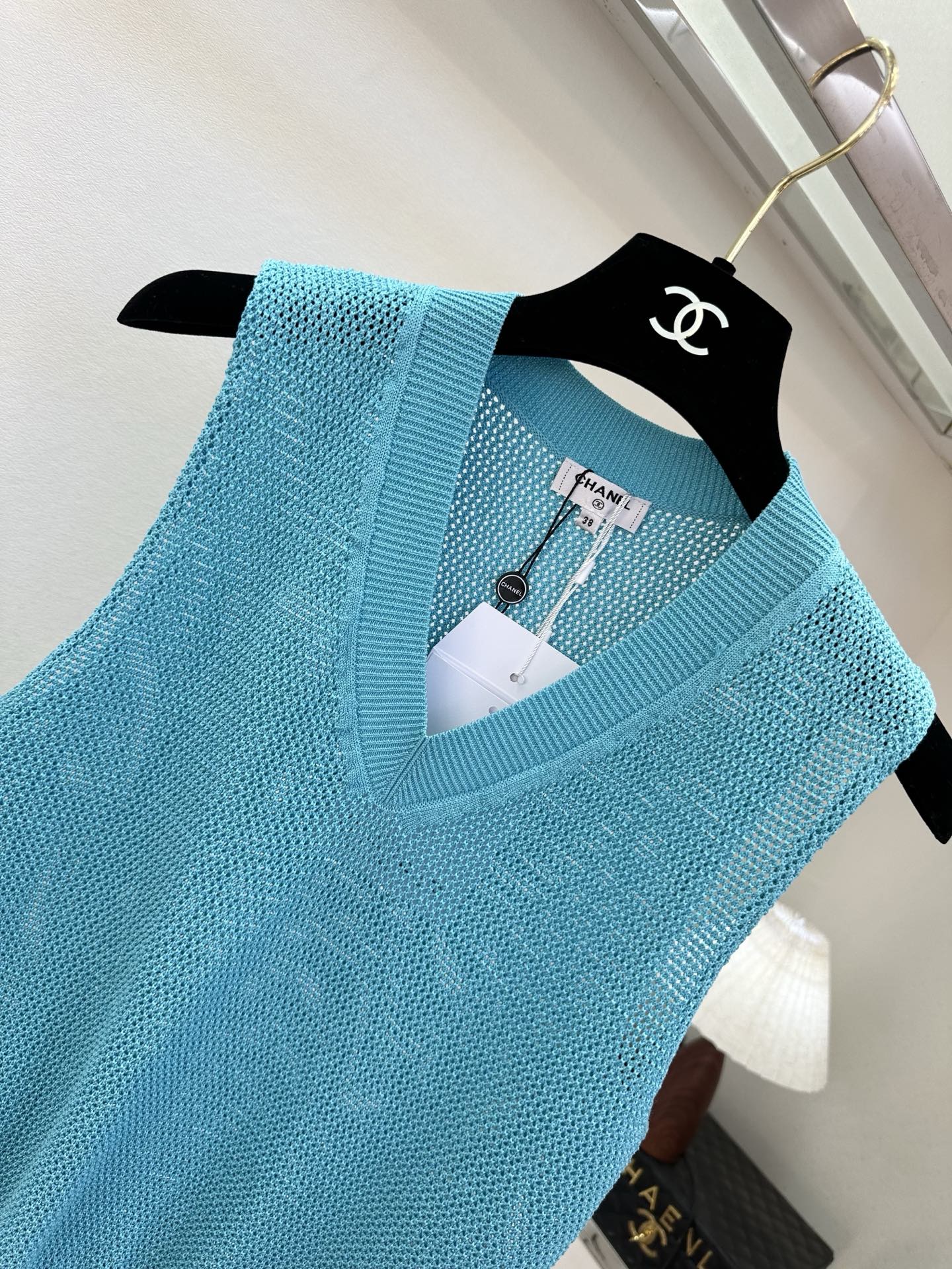 26S 透气网织肌理自带夏日呼吸感，V领设计修饰脖颈线条，下摆双C刺绣暗藏精致小心机。奶黄、湖蓝、经典黑