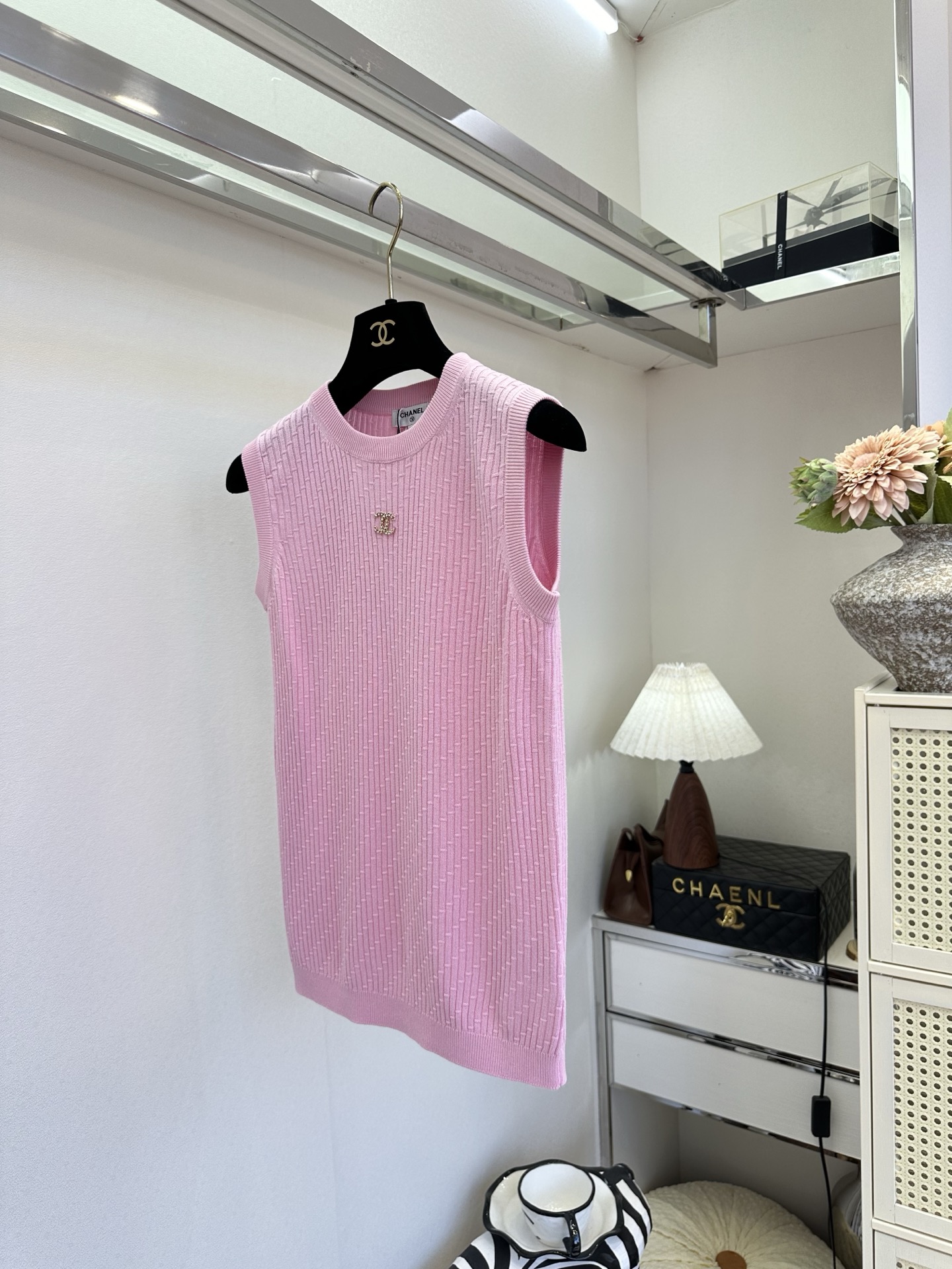 26S 把基础款穿出精致感，这件针织背心做到了。立体坑条纹理+胸口小logo点缀，简约却自带细节感，三色