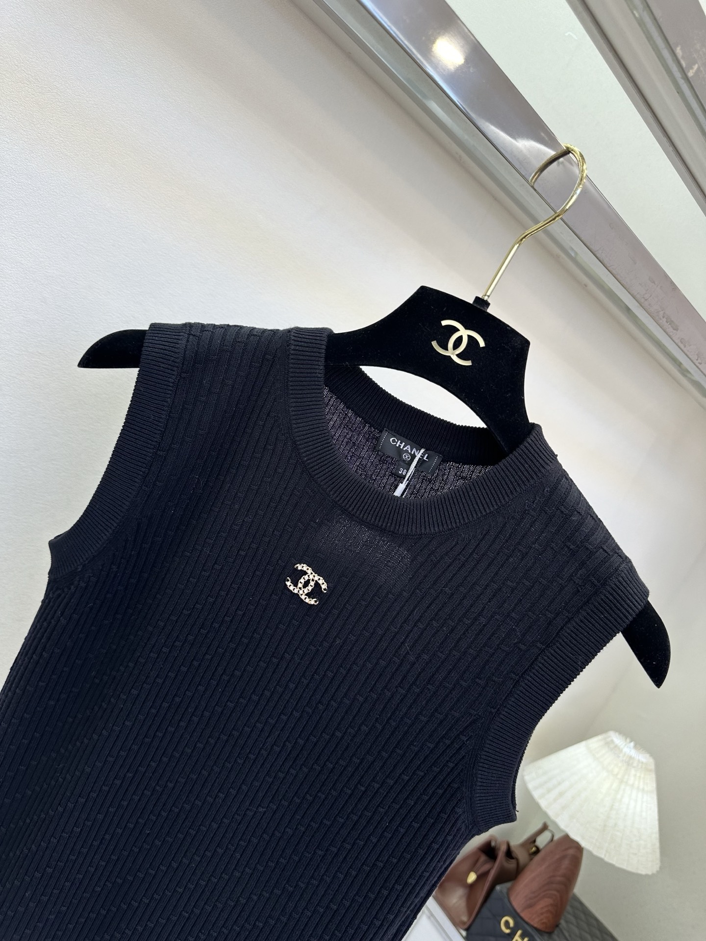 26S 把基础款穿出精致感，这件针织背心做到了。立体坑条纹理+胸口小logo点缀，简约却自带细节感，三色