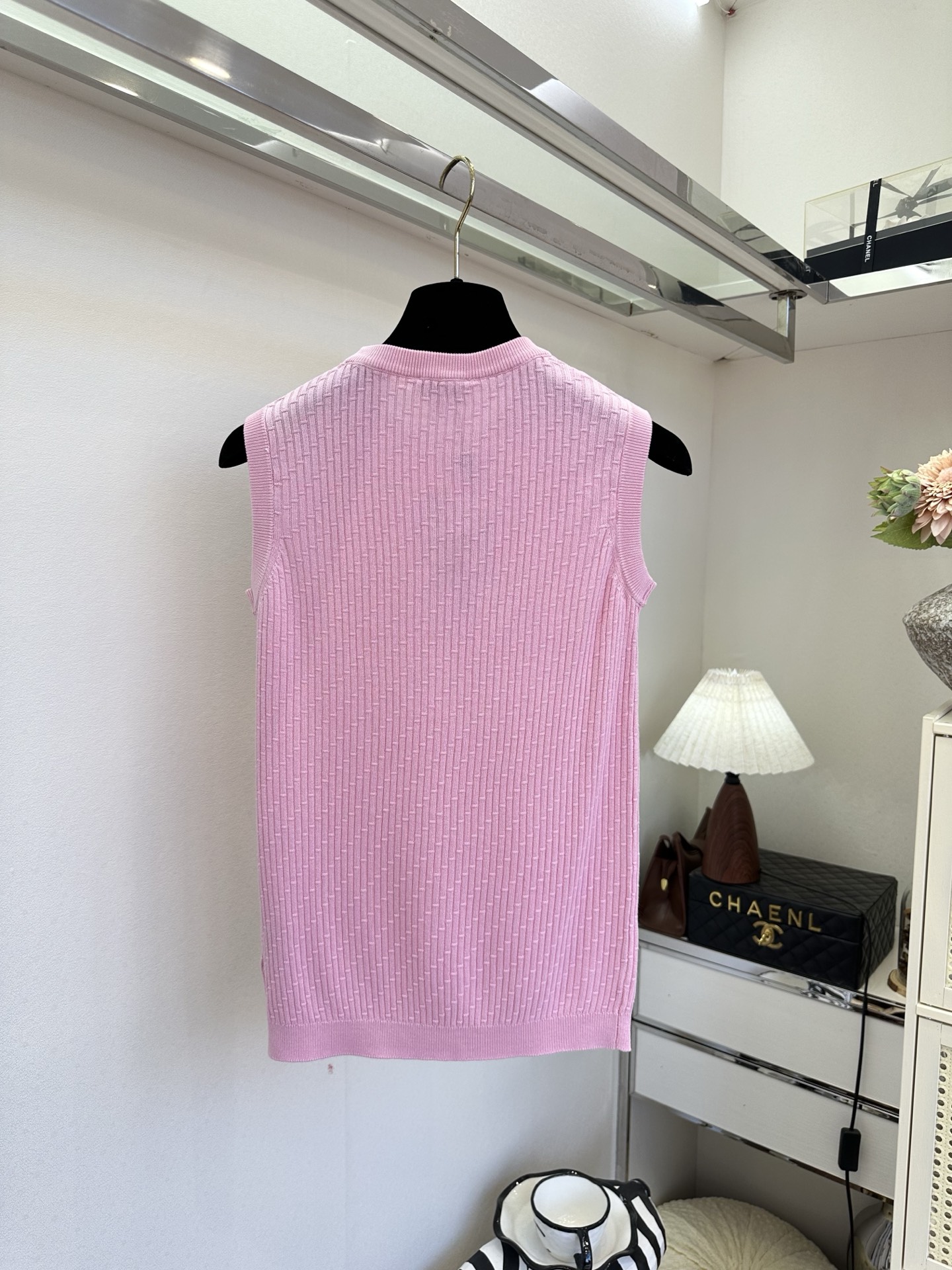 26S 把基础款穿出精致感，这件针织背心做到了。立体坑条纹理+胸口小logo点缀，简约却自带细节感，三色