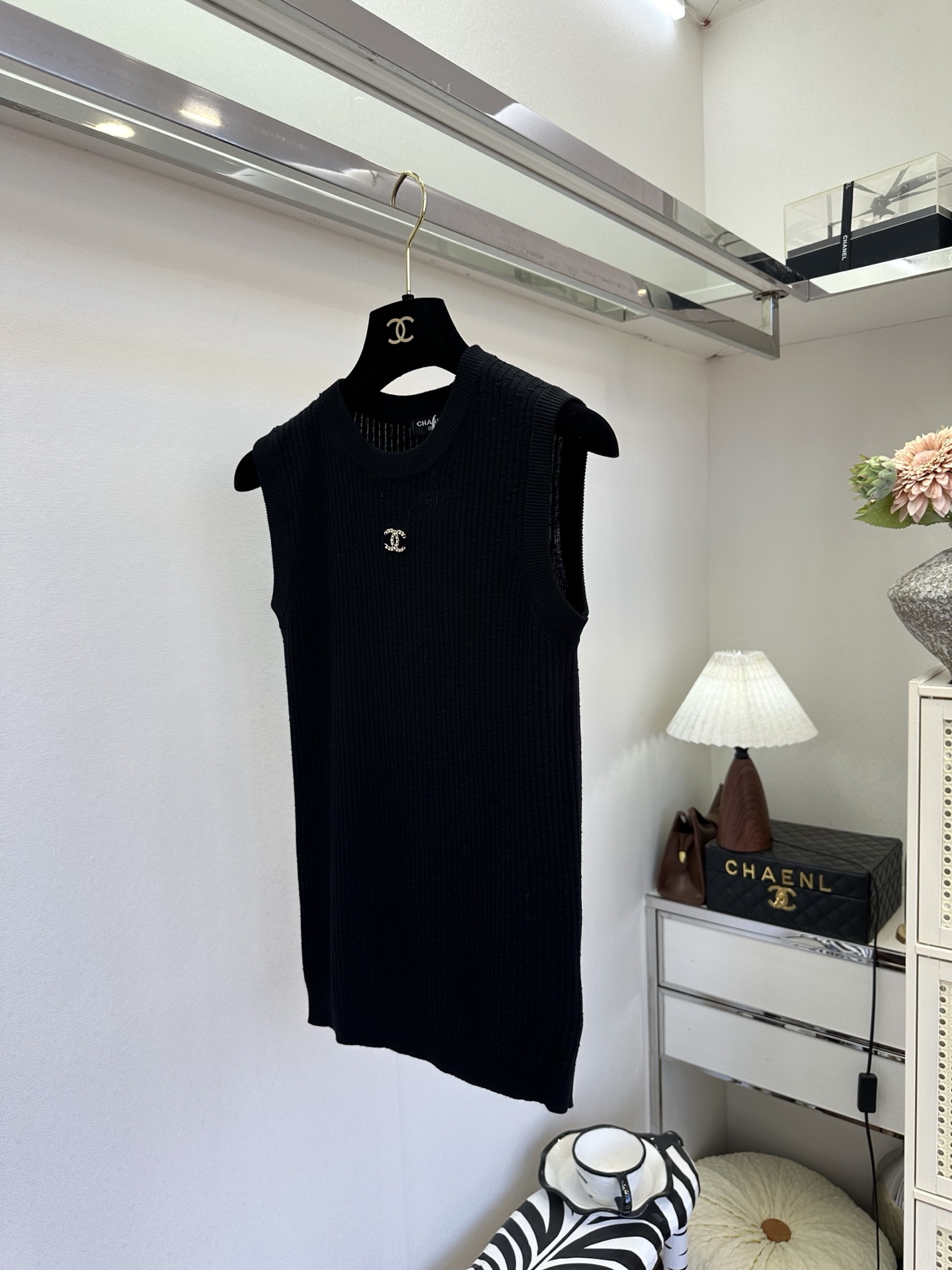 26S 把基础款穿出精致感，这件针织背心做到了。立体坑条纹理+胸口小logo点缀，简约却自带细节感，三色