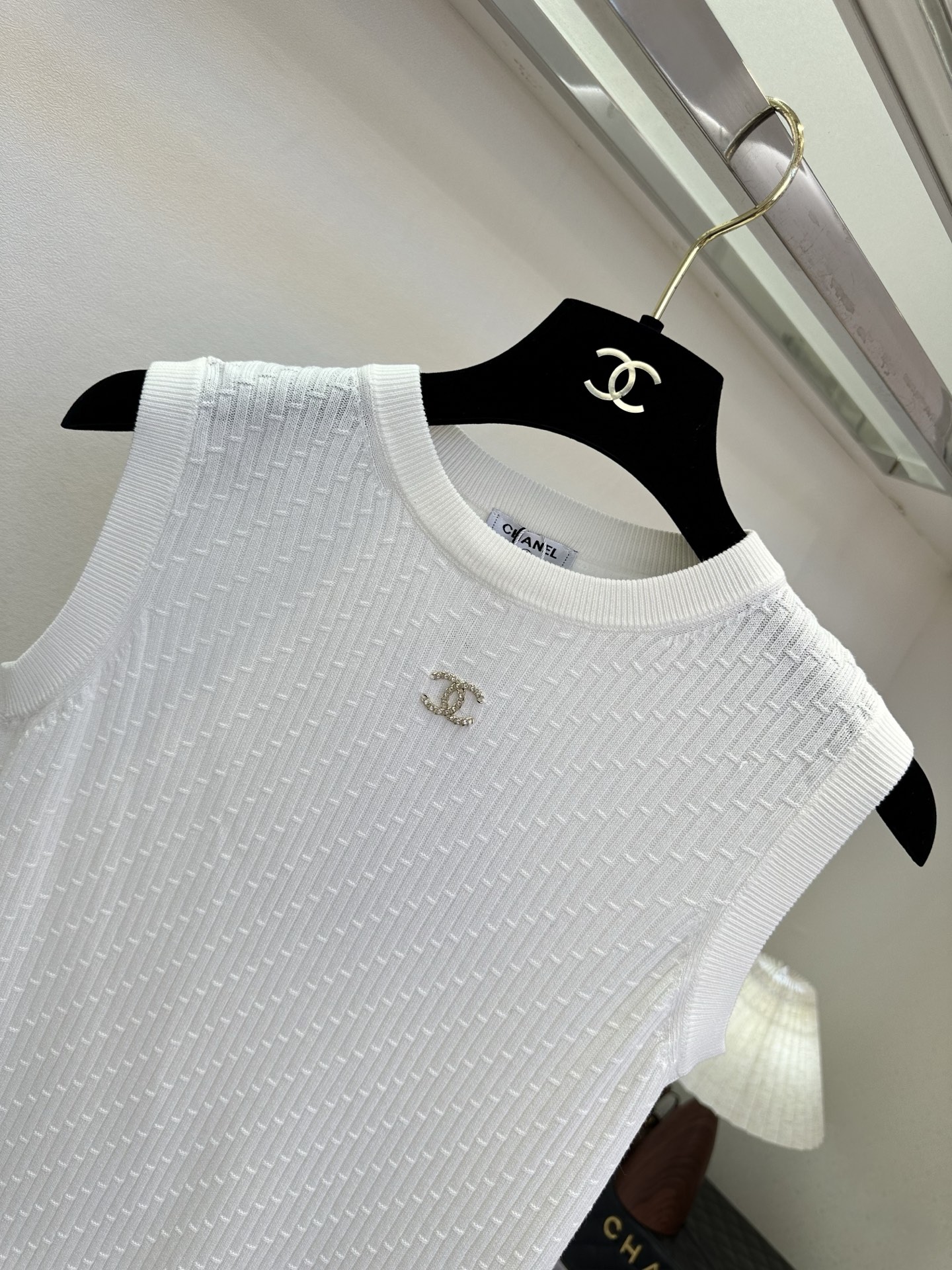 26S 把基础款穿出精致感，这件针织背心做到了。立体坑条纹理+胸口小logo点缀，简约却自带细节感，三色