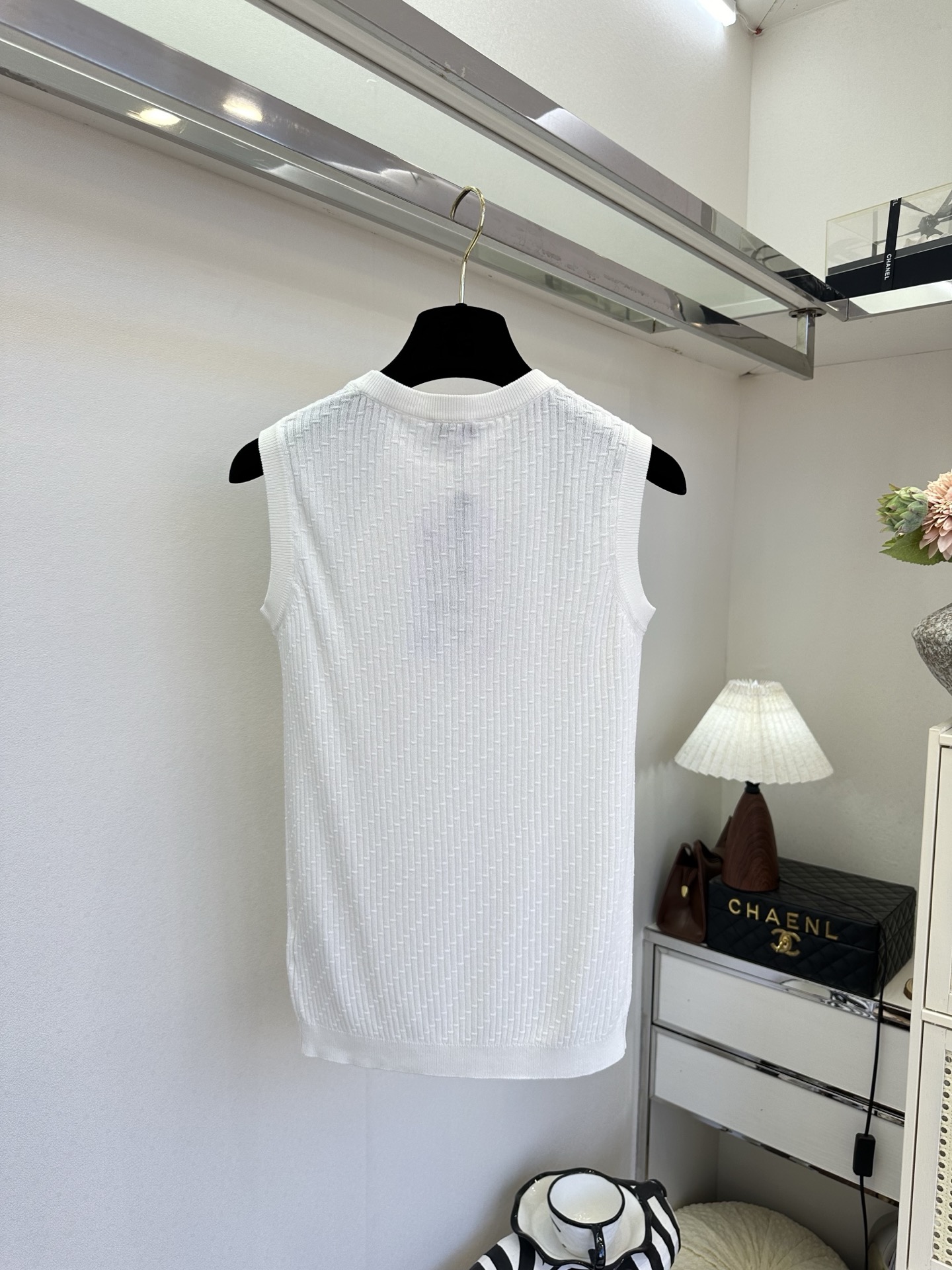 26S 把基础款穿出精致感，这件针织背心做到了。立体坑条纹理+胸口小logo点缀，简约却自带细节感，三色