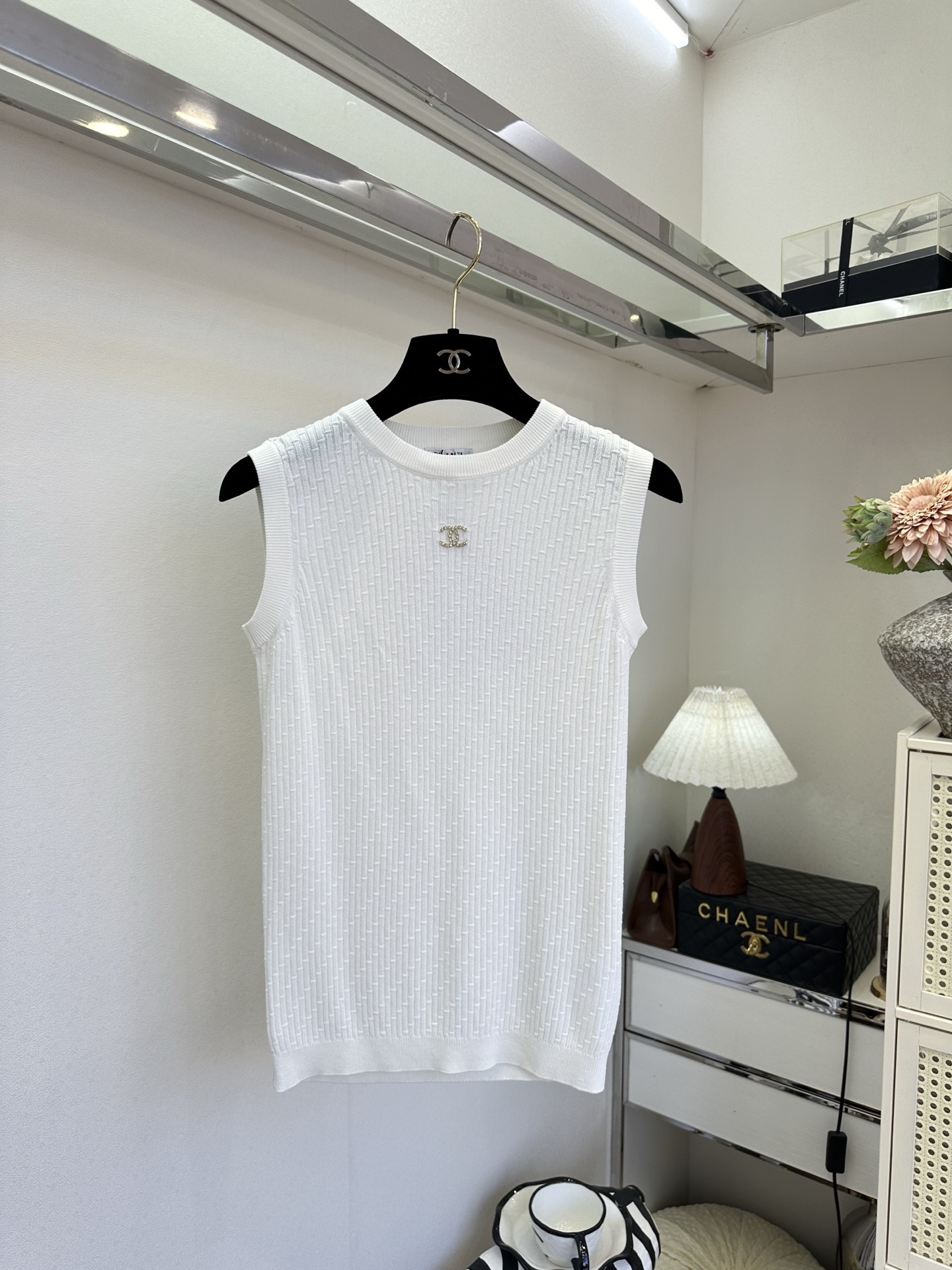 26S 把基础款穿出精致感，这件针织背心做到了。立体坑条纹理+胸口小logo点缀，简约却自带细节感，三色