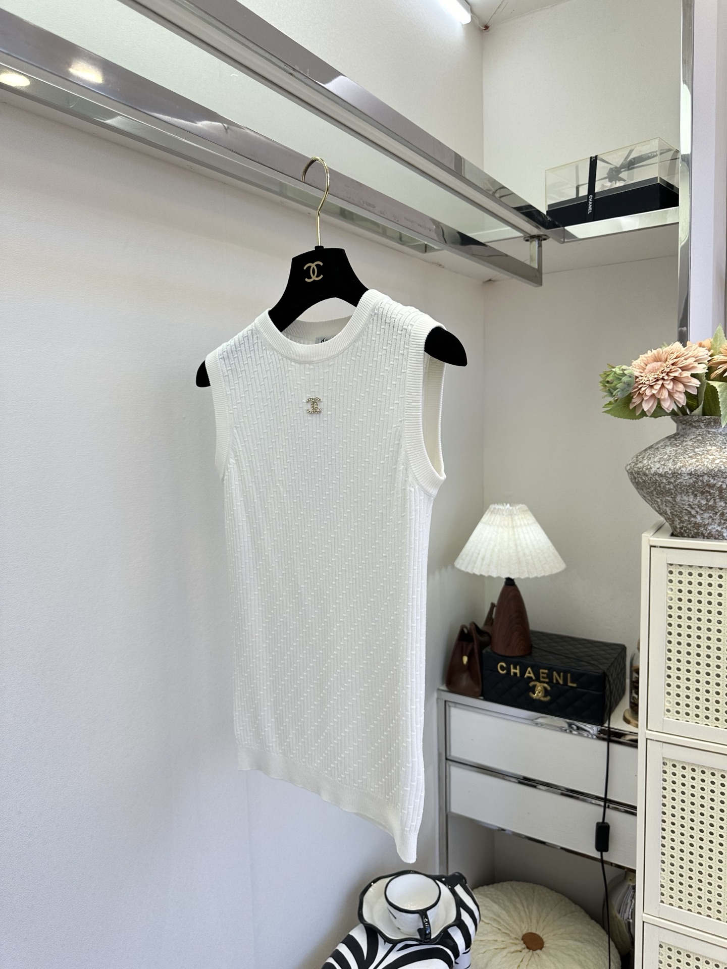 26S 把基础款穿出精致感，这件针织背心做到了。立体坑条纹理+胸口小logo点缀，简约却自带细节感，三色