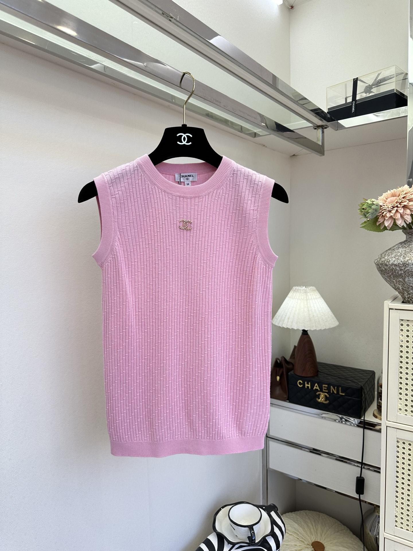 26S 把基础款穿出精致感，这件针织背心做到了。立体坑条纹理+胸口小logo点缀，简约却自带细节感，三色