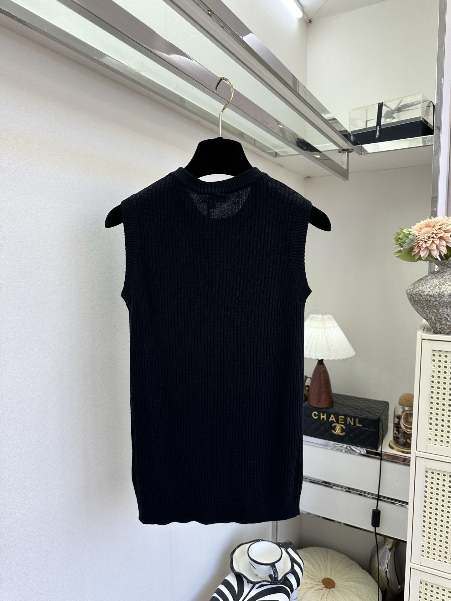 26S 把基础款穿出精致感，这件针织背心做到了。立体坑条纹理+胸口小logo点缀，简约却自带细节感，三色