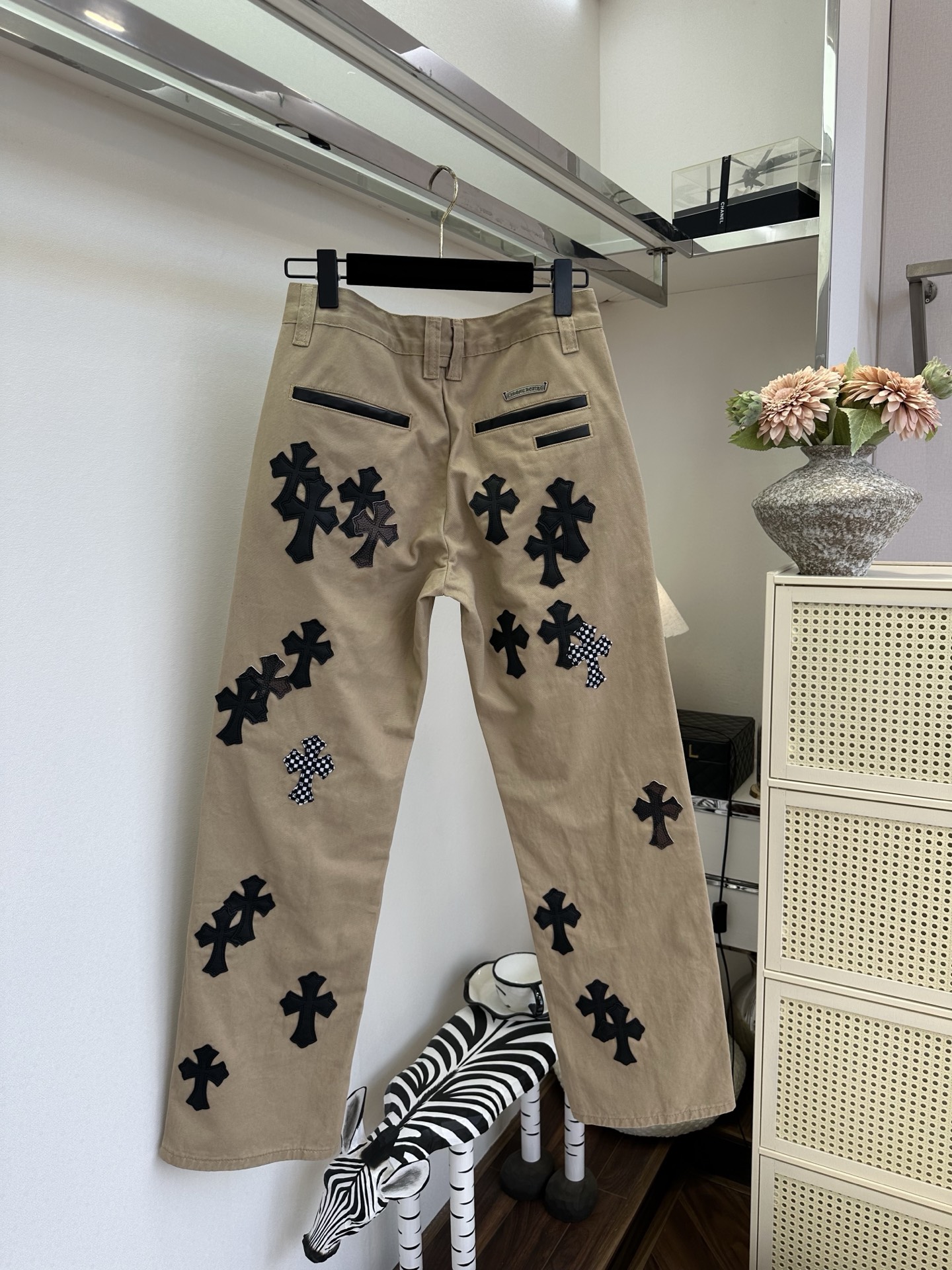 26S 克罗星真的不可替代 卡其色工装裤自带复古松弛感，满幅十字贴布拼接是点睛之笔，黑白格纹与皮质肌理碰