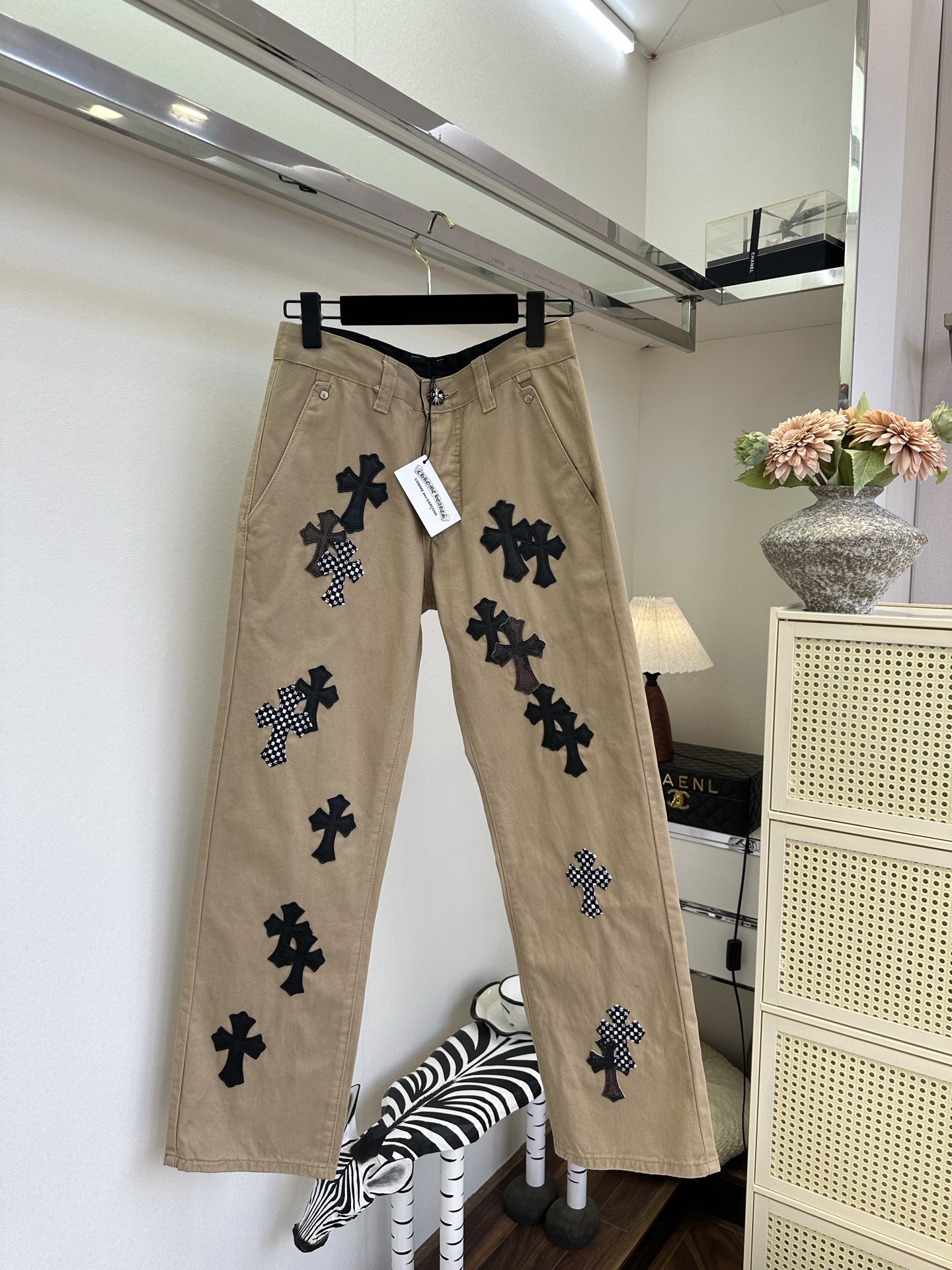 26S 克罗星真的不可替代 卡其色工装裤自带复古松弛感，满幅十字贴布拼接是点睛之笔，黑白格纹与皮质肌理碰