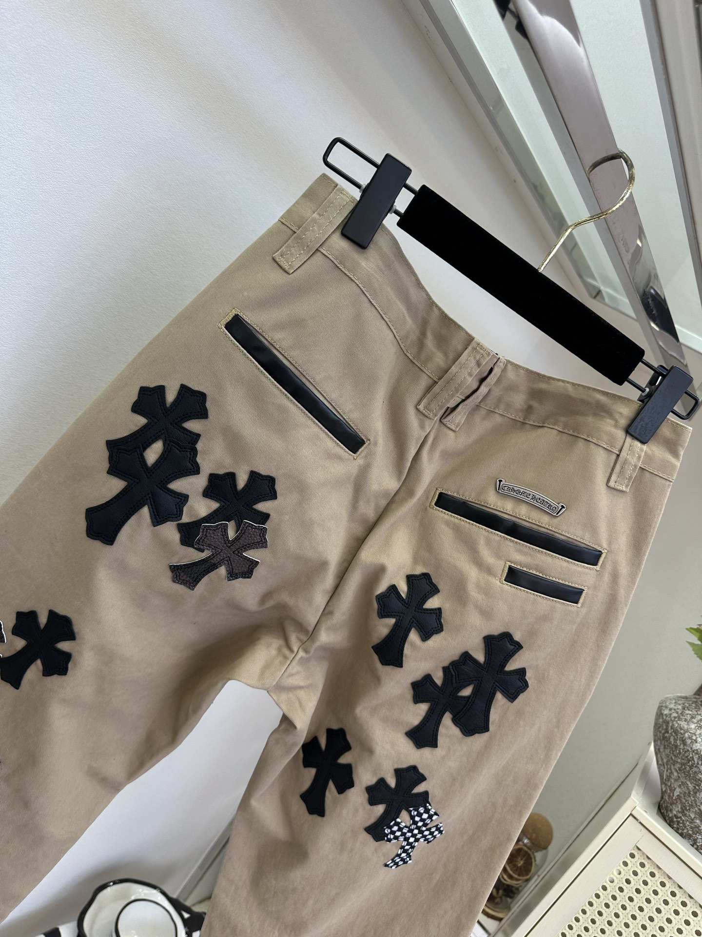 26S 克罗星真的不可替代 卡其色工装裤自带复古松弛感，满幅十字贴布拼接是点睛之笔，黑白格纹与皮质肌理碰