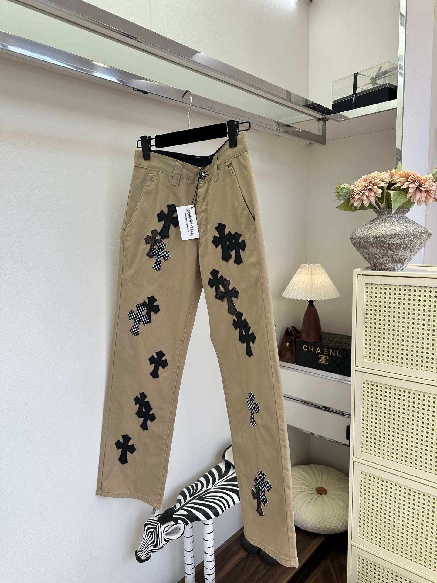 26S 克罗星真的不可替代 卡其色工装裤自带复古松弛感，满幅十字贴布拼接是点睛之笔，黑白格纹与皮质肌理碰