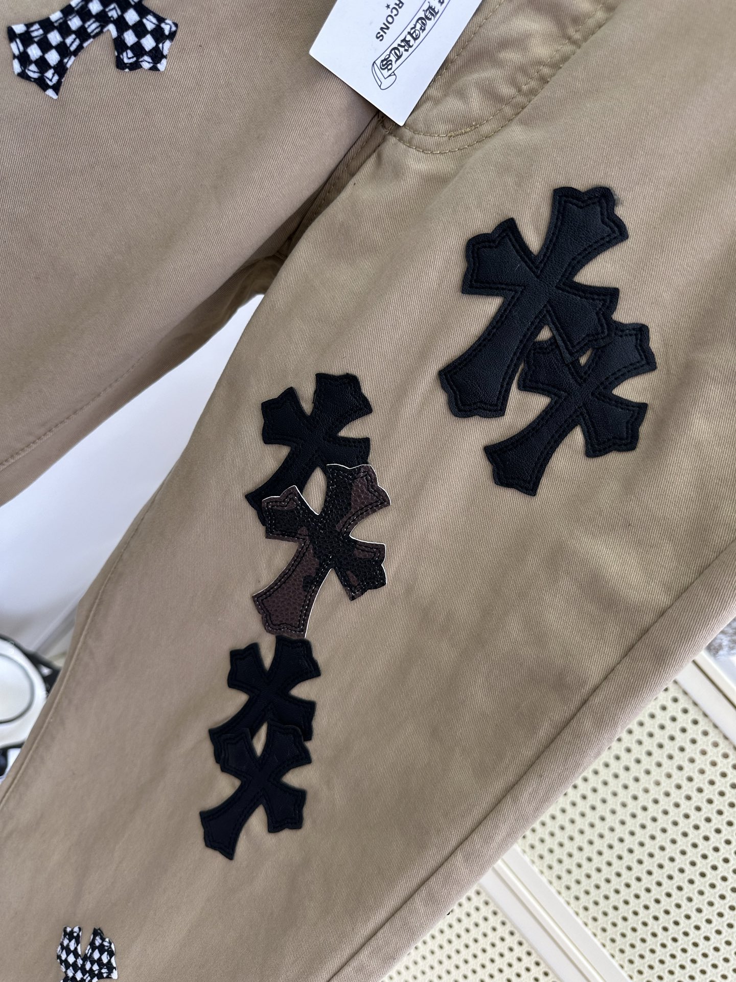 26S 克罗星真的不可替代 卡其色工装裤自带复古松弛感，满幅十字贴布拼接是点睛之笔，黑白格纹与皮质肌理碰