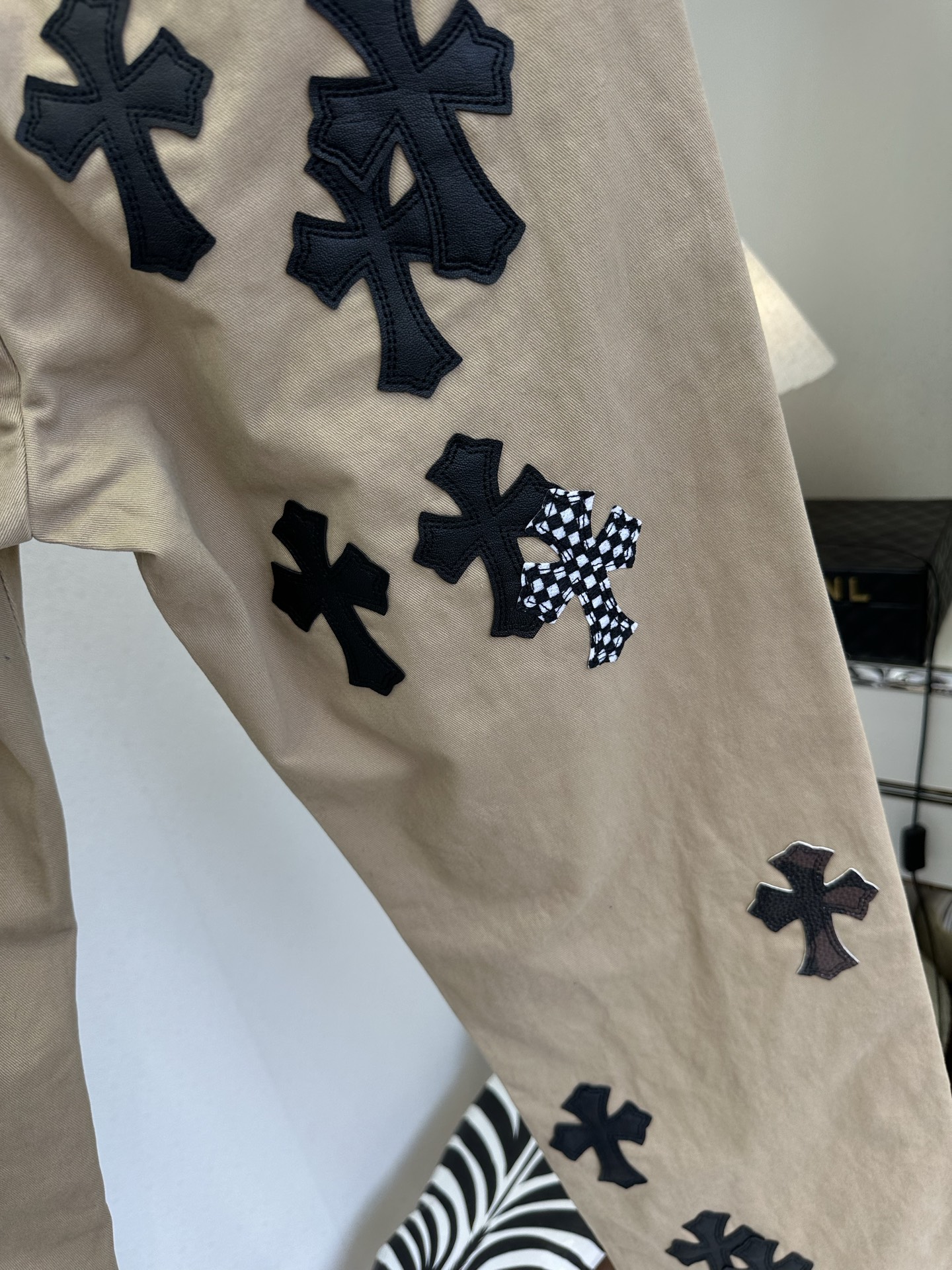 26S 克罗星真的不可替代 卡其色工装裤自带复古松弛感，满幅十字贴布拼接是点睛之笔，黑白格纹与皮质肌理碰