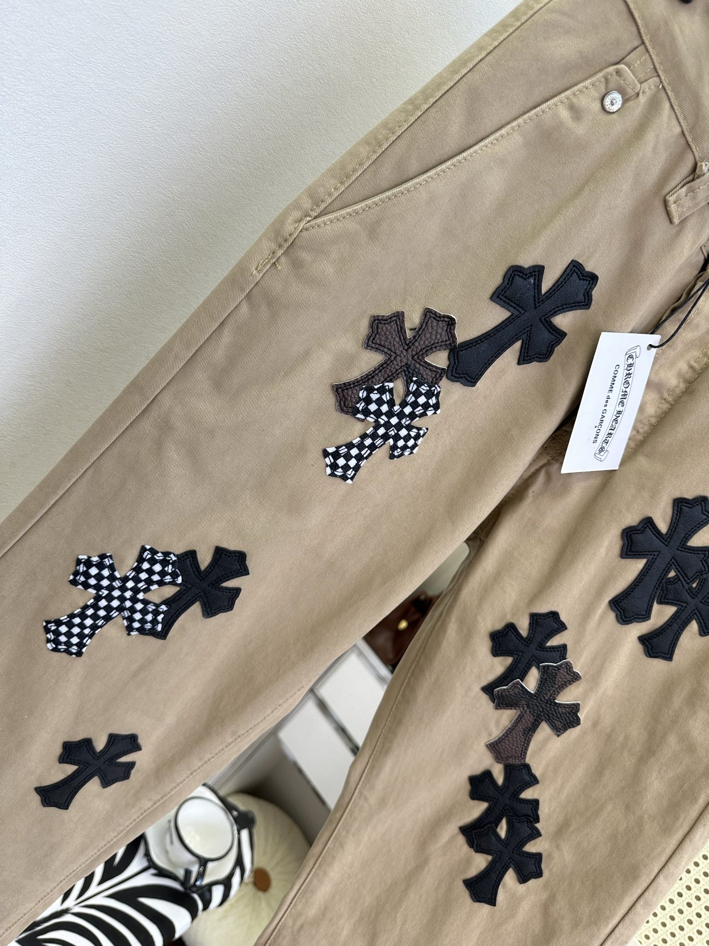 26S 克罗星真的不可替代 卡其色工装裤自带复古松弛感，满幅十字贴布拼接是点睛之笔，黑白格纹与皮质肌理碰