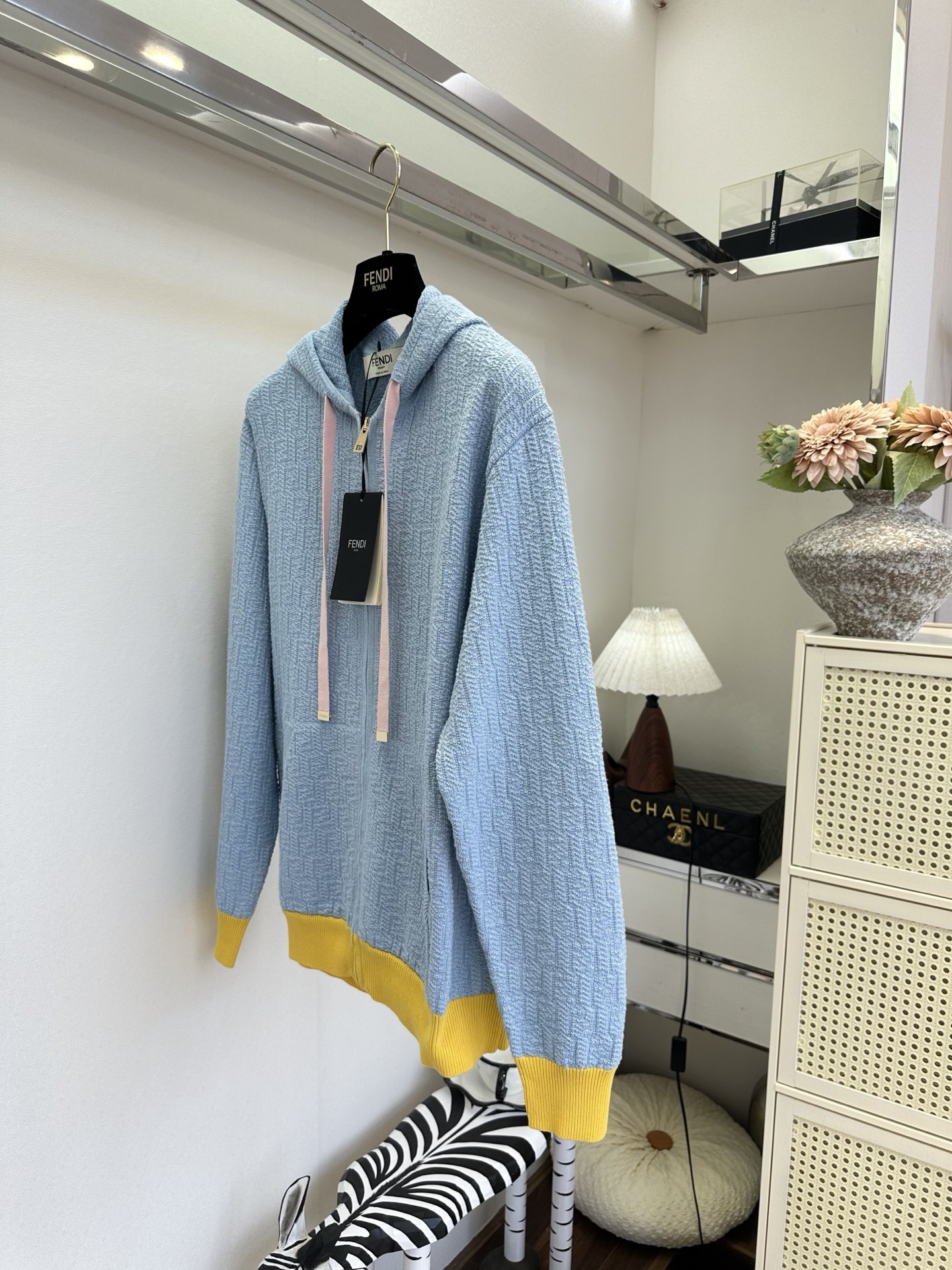 26S 这个配色真的美出天际温柔粉与活力黄撞色，肌理感针织自带高级纹理，连帽拉链设计慵懒又随性，日常通勤