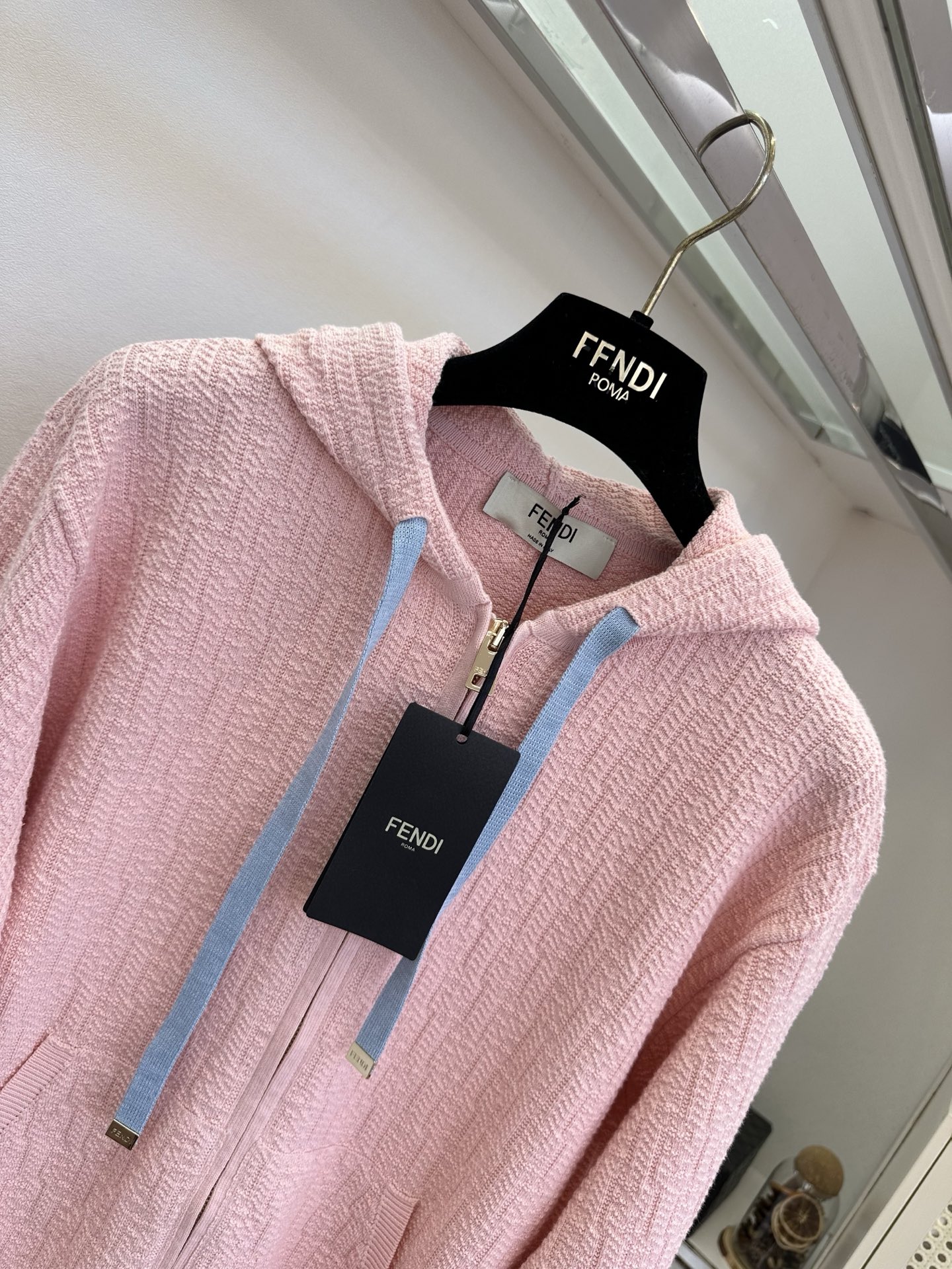 26S 这个配色真的美出天际温柔粉与活力黄撞色，肌理感针织自带高级纹理，连帽拉链设计慵懒又随性，日常通勤