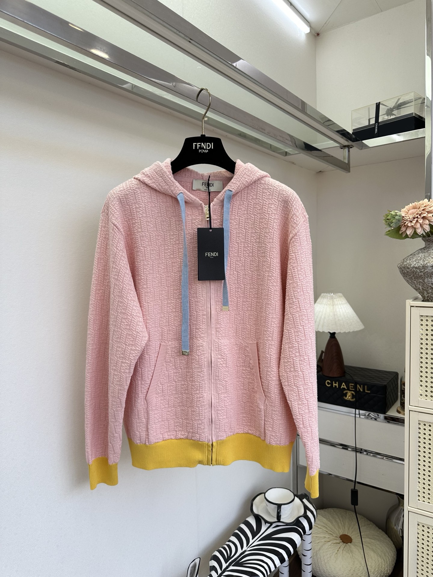 26S 这个配色真的美出天际温柔粉与活力黄撞色，肌理感针织自带高级纹理，连帽拉链设计慵懒又随性，日常通勤