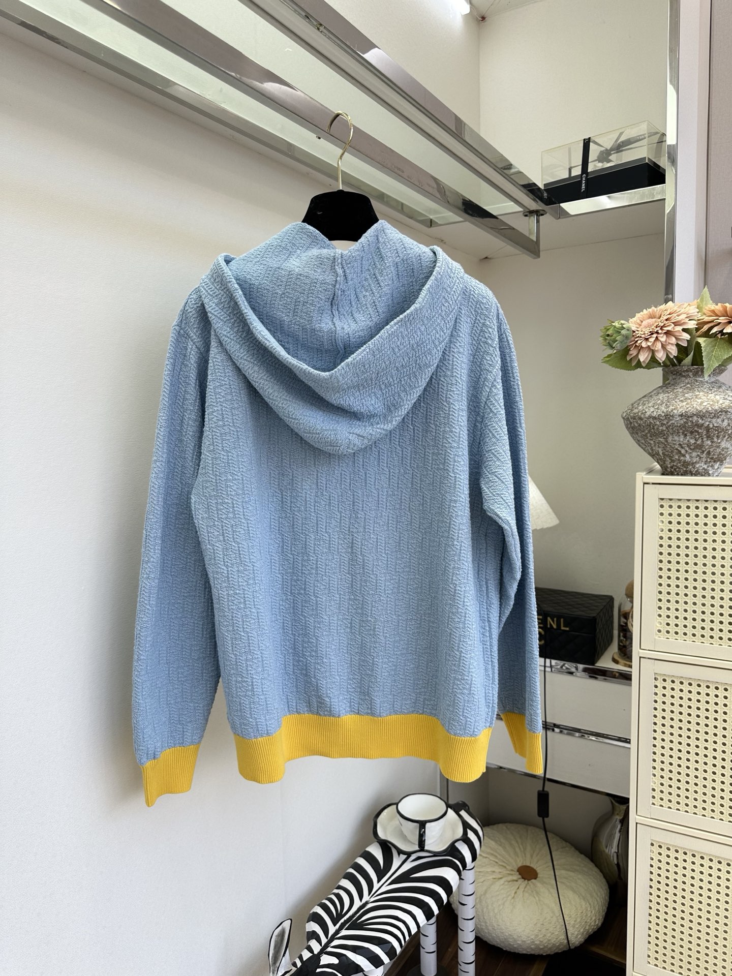 26S 这个配色真的美出天际温柔粉与活力黄撞色，肌理感针织自带高级纹理，连帽拉链设计慵懒又随性，日常通勤