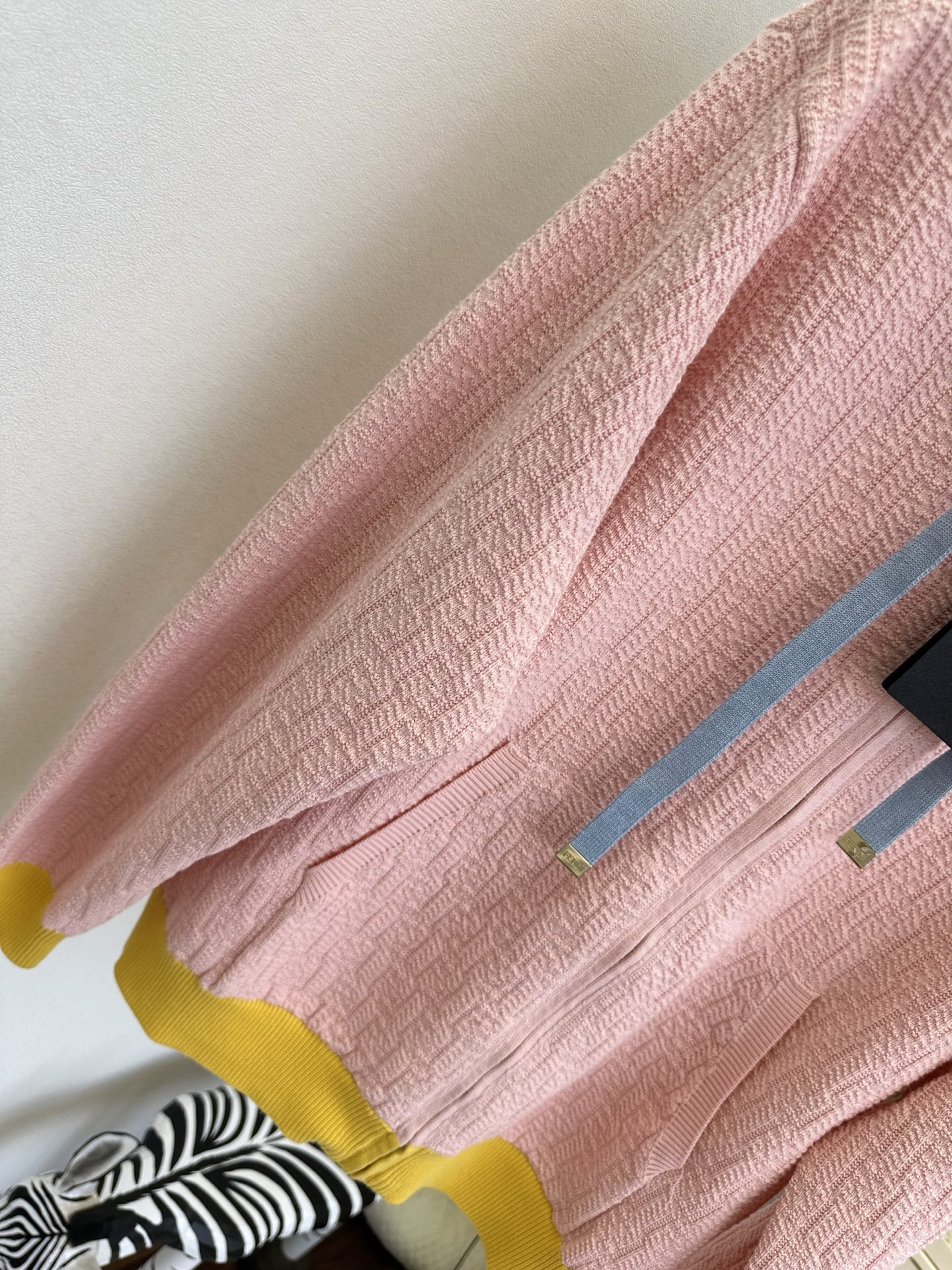 26S 这个配色真的美出天际温柔粉与活力黄撞色，肌理感针织自带高级纹理，连帽拉链设计慵懒又随性，日常通勤