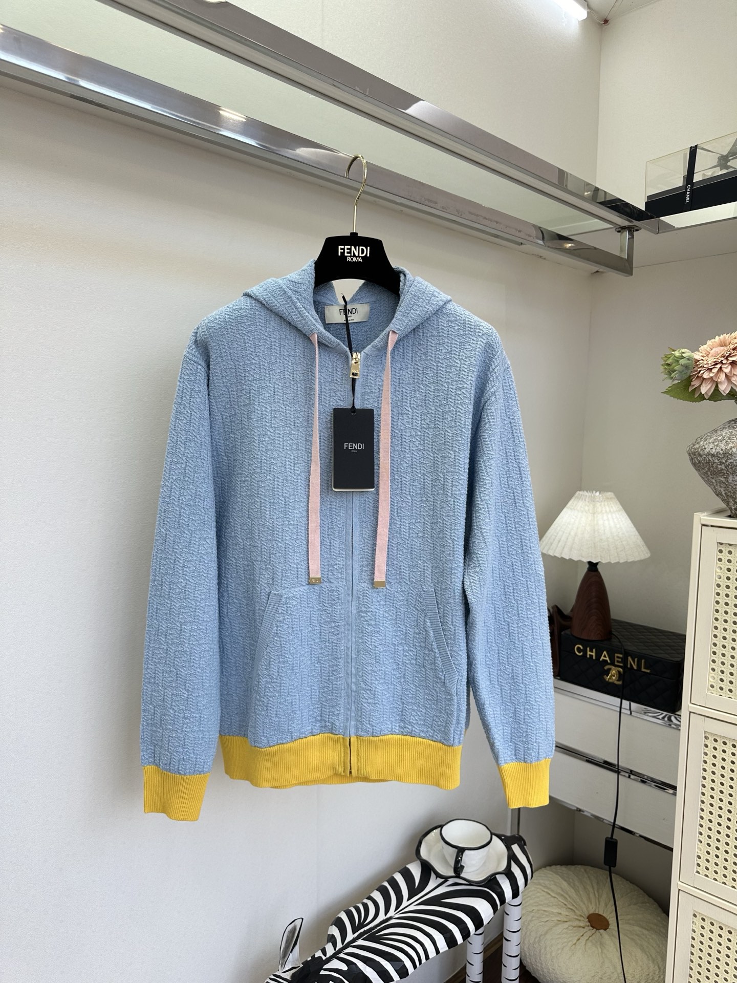 26S 这个配色真的美出天际温柔粉与活力黄撞色，肌理感针织自带高级纹理，连帽拉链设计慵懒又随性，日常通勤