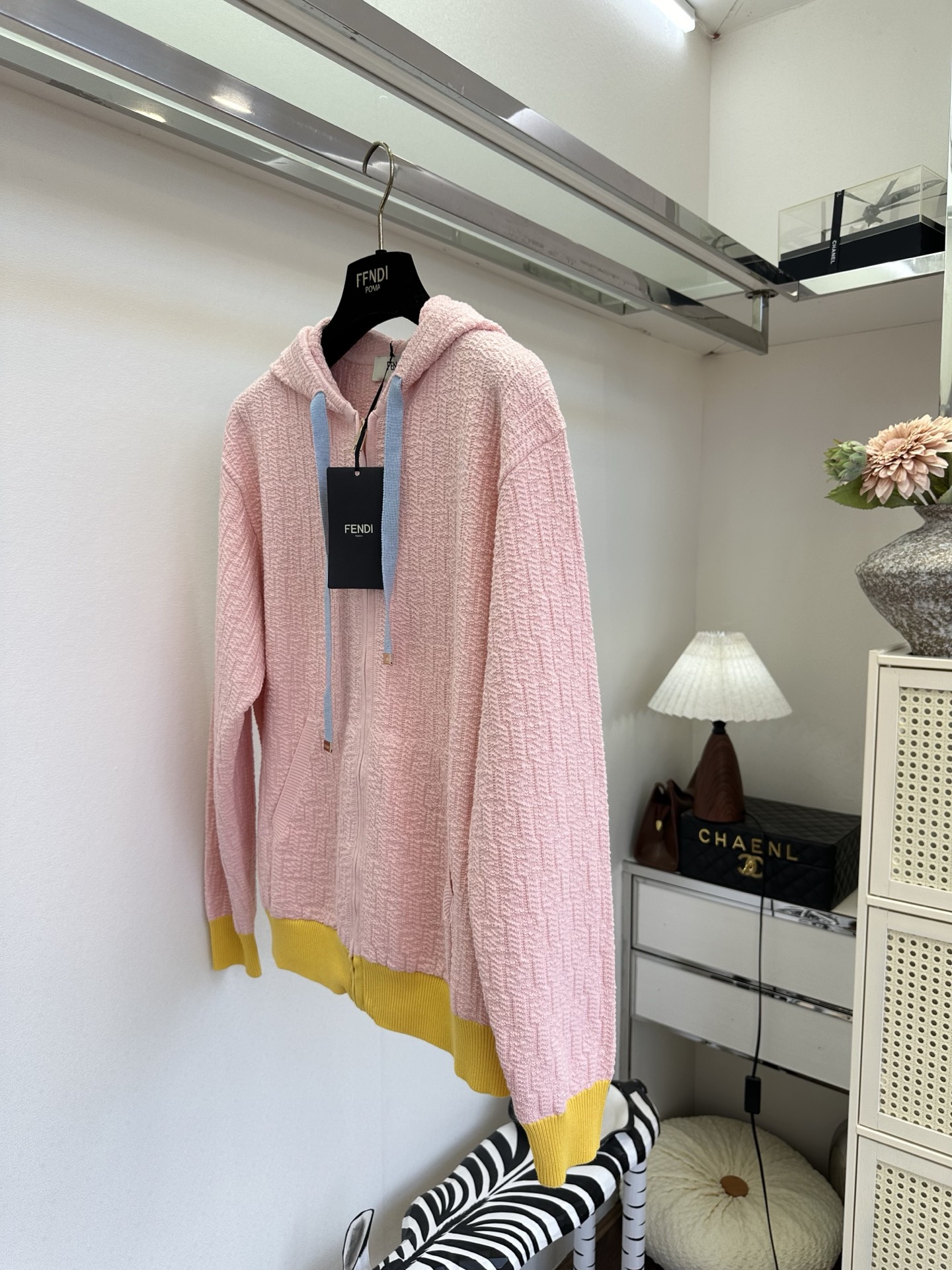 26S 这个配色真的美出天际温柔粉与活力黄撞色，肌理感针织自带高级纹理，连帽拉链设计慵懒又随性，日常通勤