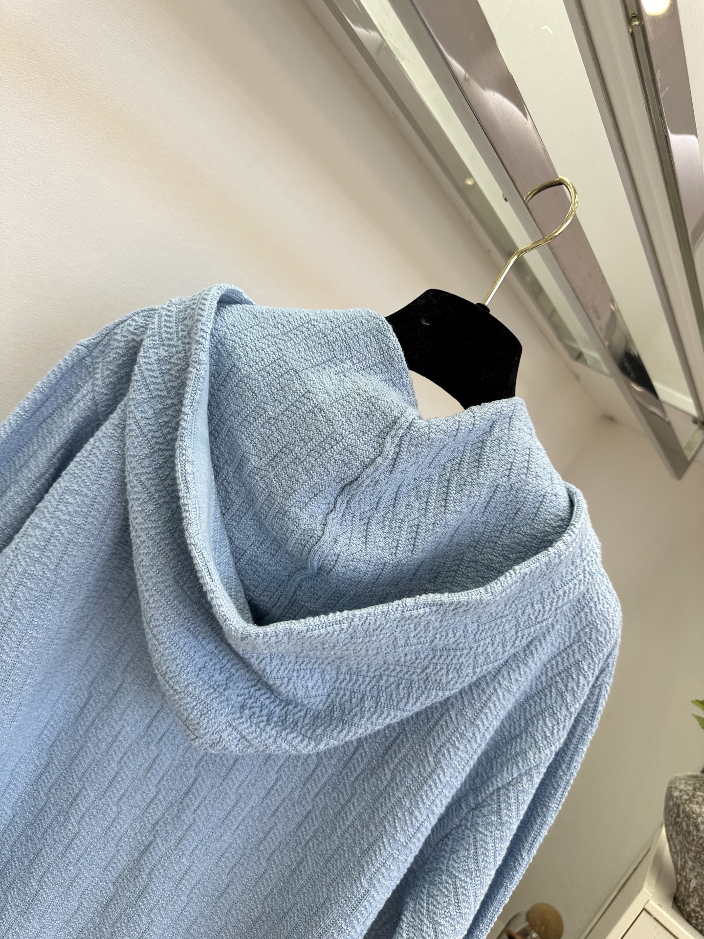 26S 这个配色真的美出天际温柔粉与活力黄撞色，肌理感针织自带高级纹理，连帽拉链设计慵懒又随性，日常通勤