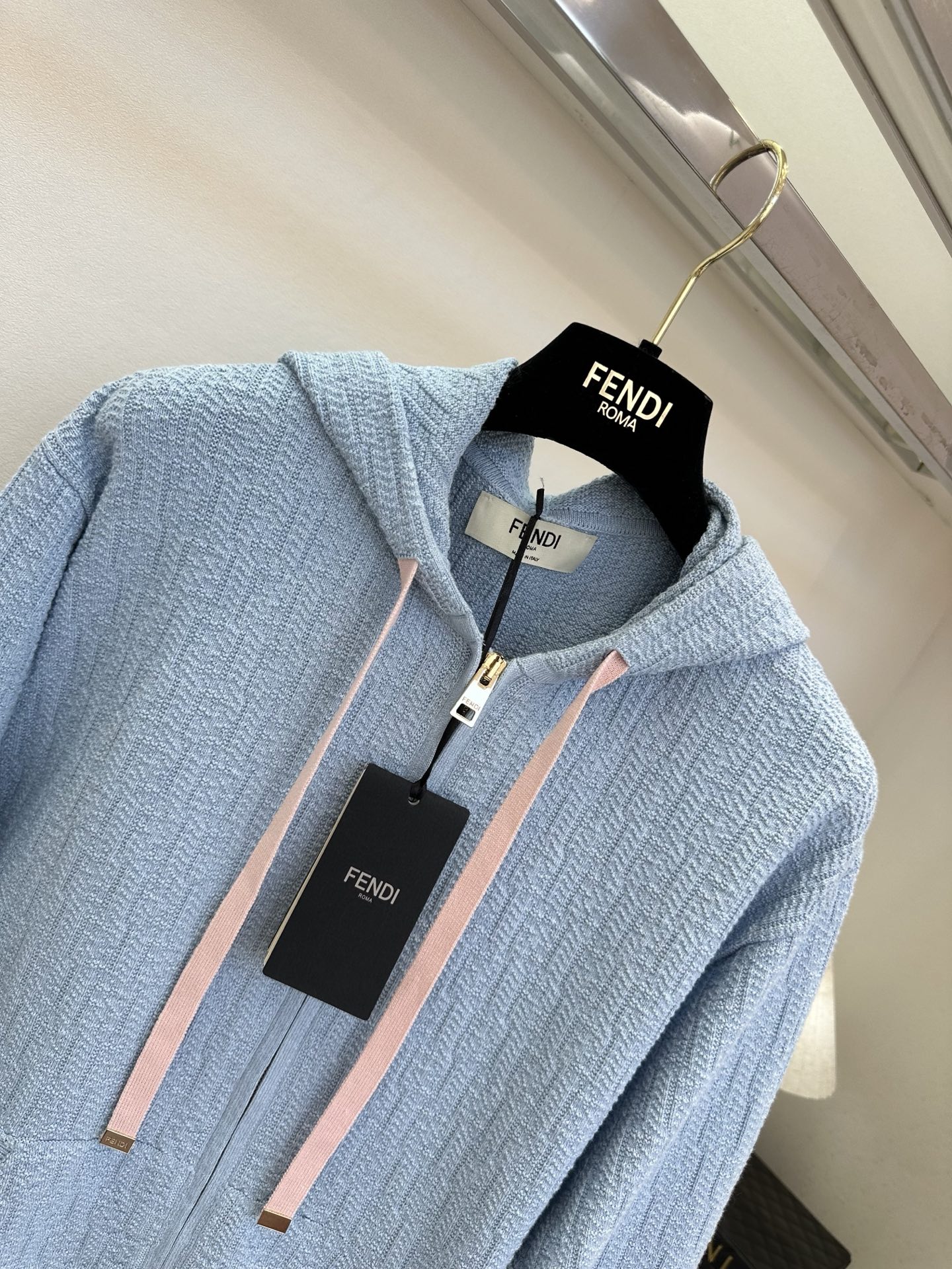 26S 这个配色真的美出天际温柔粉与活力黄撞色，肌理感针织自带高级纹理，连帽拉链设计慵懒又随性，日常通勤