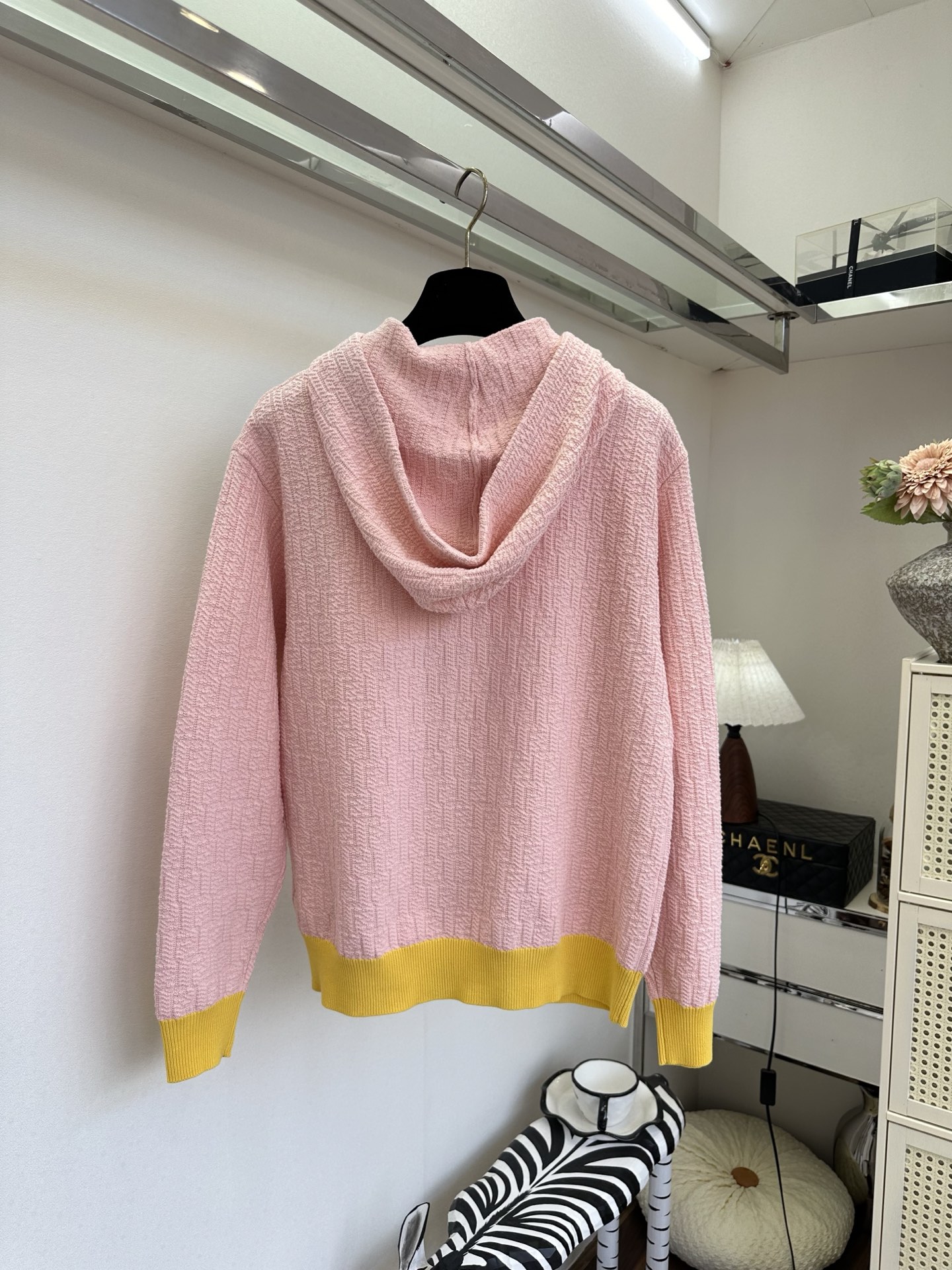 26S 这个配色真的美出天际温柔粉与活力黄撞色，肌理感针织自带高级纹理，连帽拉链设计慵懒又随性，日常通勤