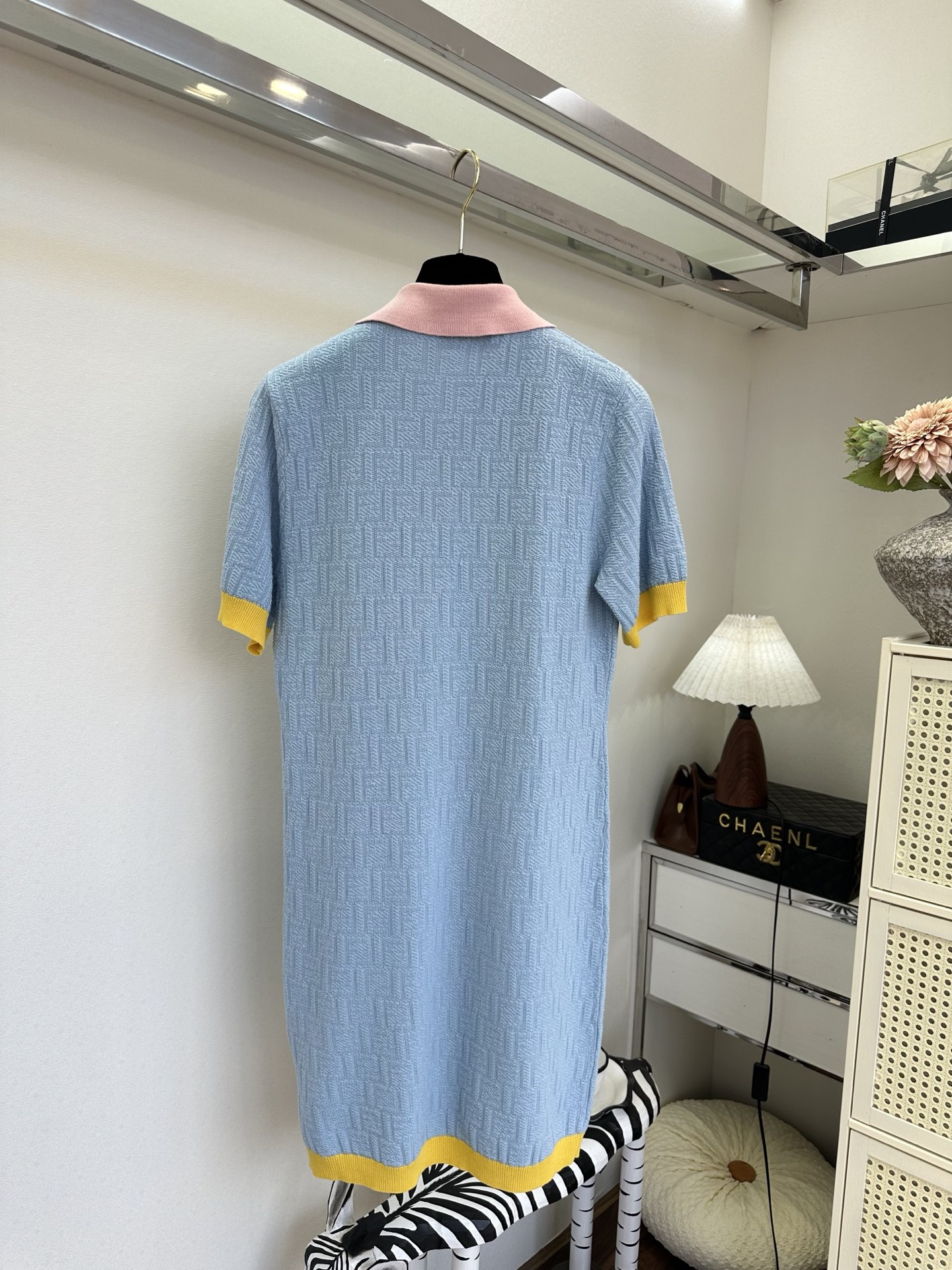 26S 这个配色真的美出天际温柔粉与活力黄撞色，春日氛围感穿搭范本！浅蓝底色搭配粉领黄边，软糯肌理触感满