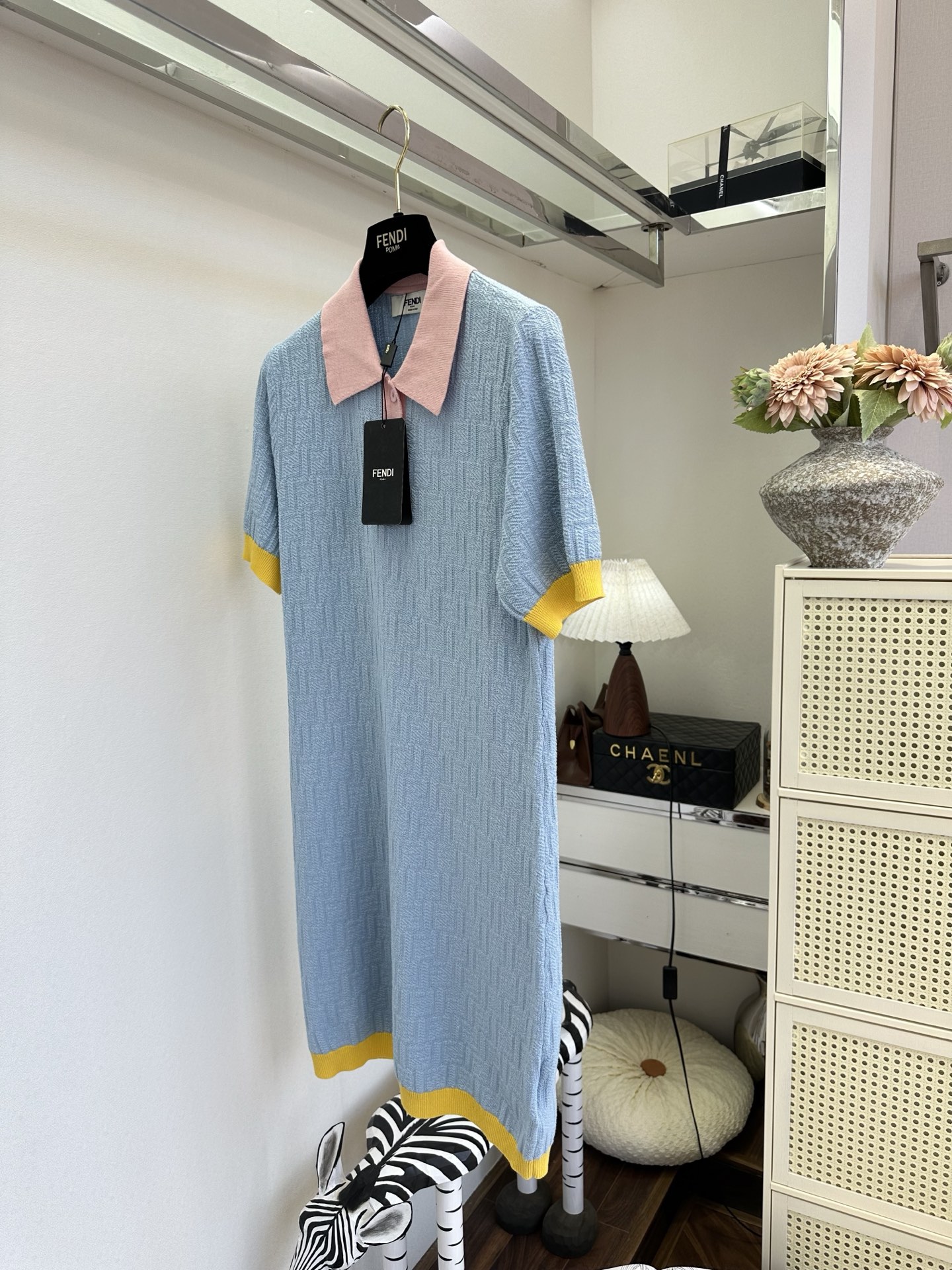 26S 这个配色真的美出天际温柔粉与活力黄撞色，春日氛围感穿搭范本！浅蓝底色搭配粉领黄边，软糯肌理触感满