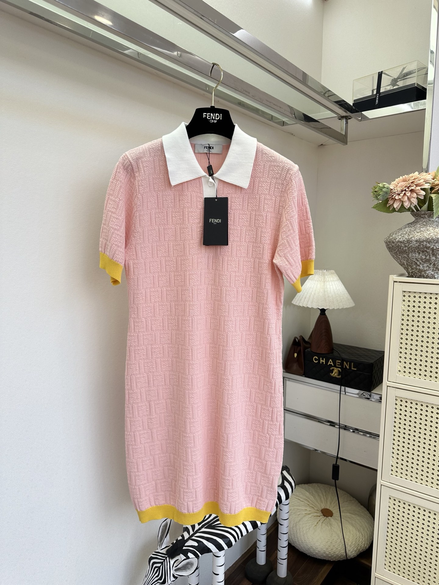 26S 这个配色真的美出天际温柔粉与活力黄撞色，春日氛围感穿搭范本！浅蓝底色搭配粉领黄边，软糯肌理触感满