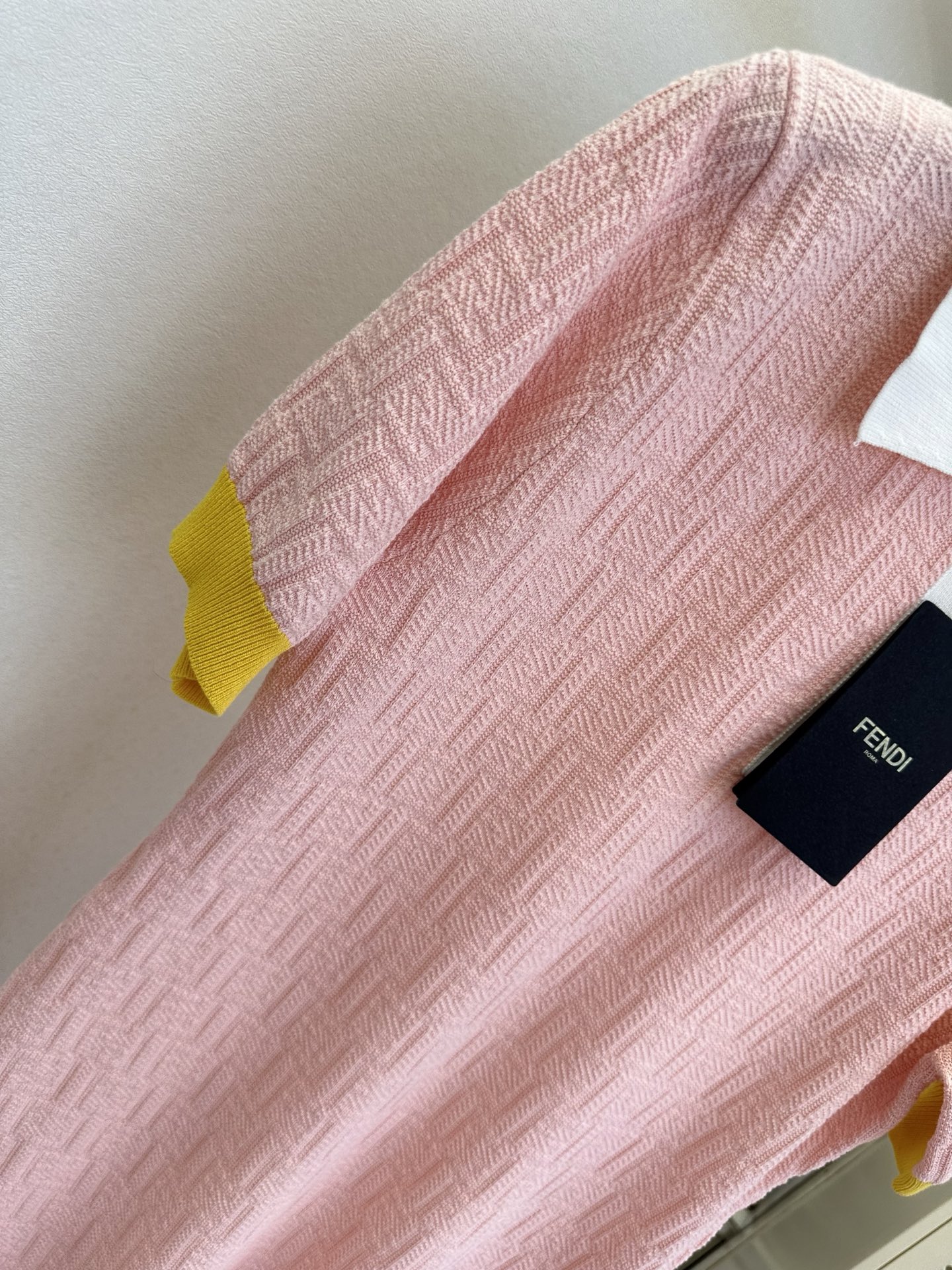 26S 这个配色真的美出天际温柔粉与活力黄撞色，春日氛围感穿搭范本！浅蓝底色搭配粉领黄边，软糯肌理触感满