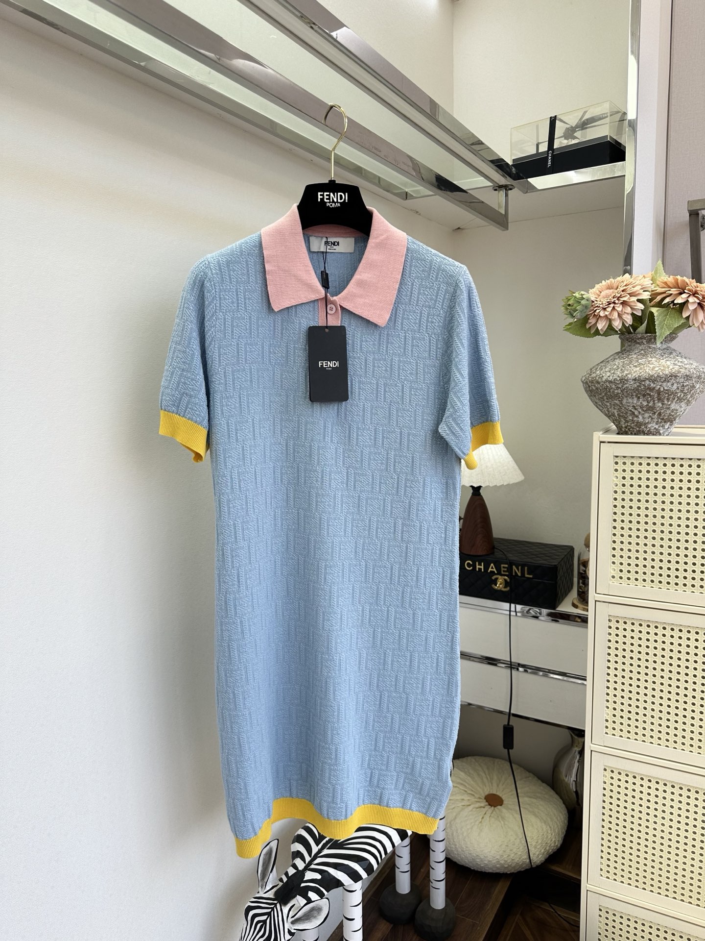 26S 这个配色真的美出天际温柔粉与活力黄撞色，春日氛围感穿搭范本！浅蓝底色搭配粉领黄边，软糯肌理触感满