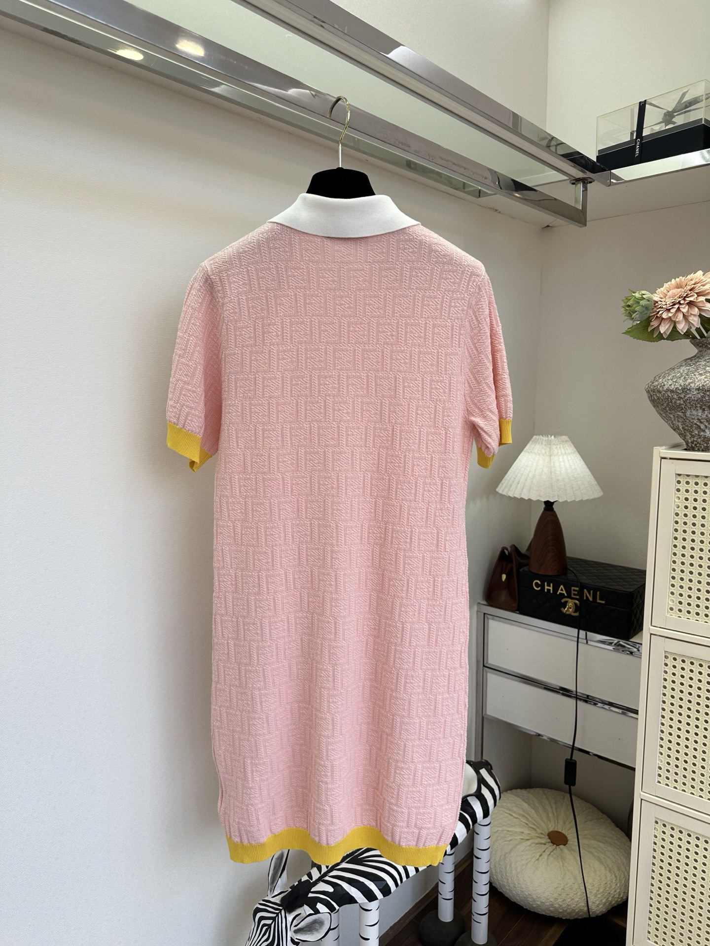 26S 这个配色真的美出天际温柔粉与活力黄撞色，春日氛围感穿搭范本！浅蓝底色搭配粉领黄边，软糯肌理触感满