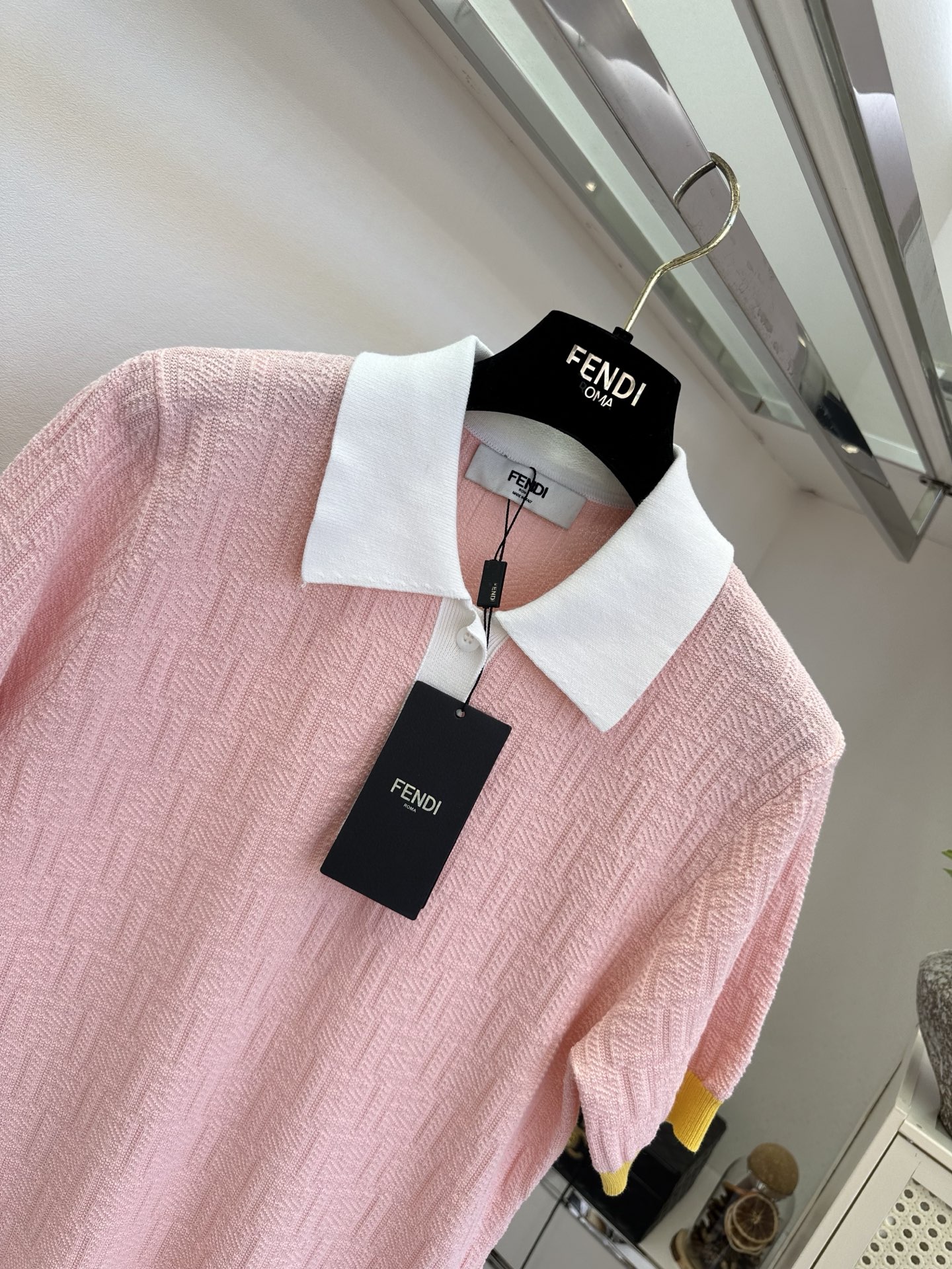 26S 这个配色真的美出天际温柔粉与活力黄撞色，春日氛围感穿搭范本！浅蓝底色搭配粉领黄边，软糯肌理触感满