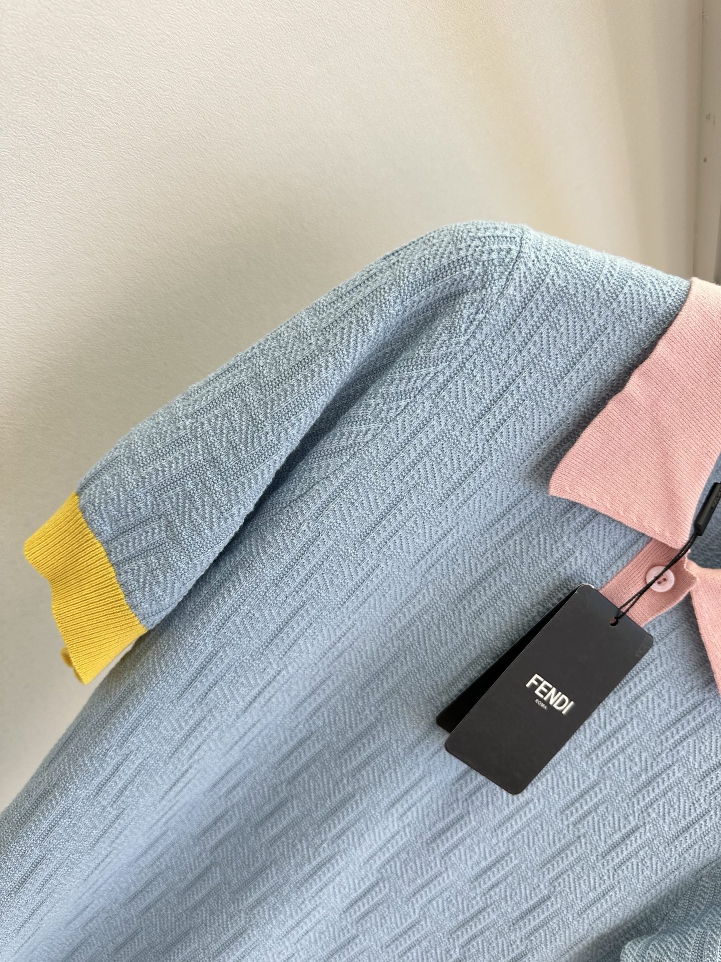 26S 这个配色真的美出天际温柔粉与活力黄撞色，春日氛围感穿搭范本！浅蓝底色搭配粉领黄边，软糯肌理触感满