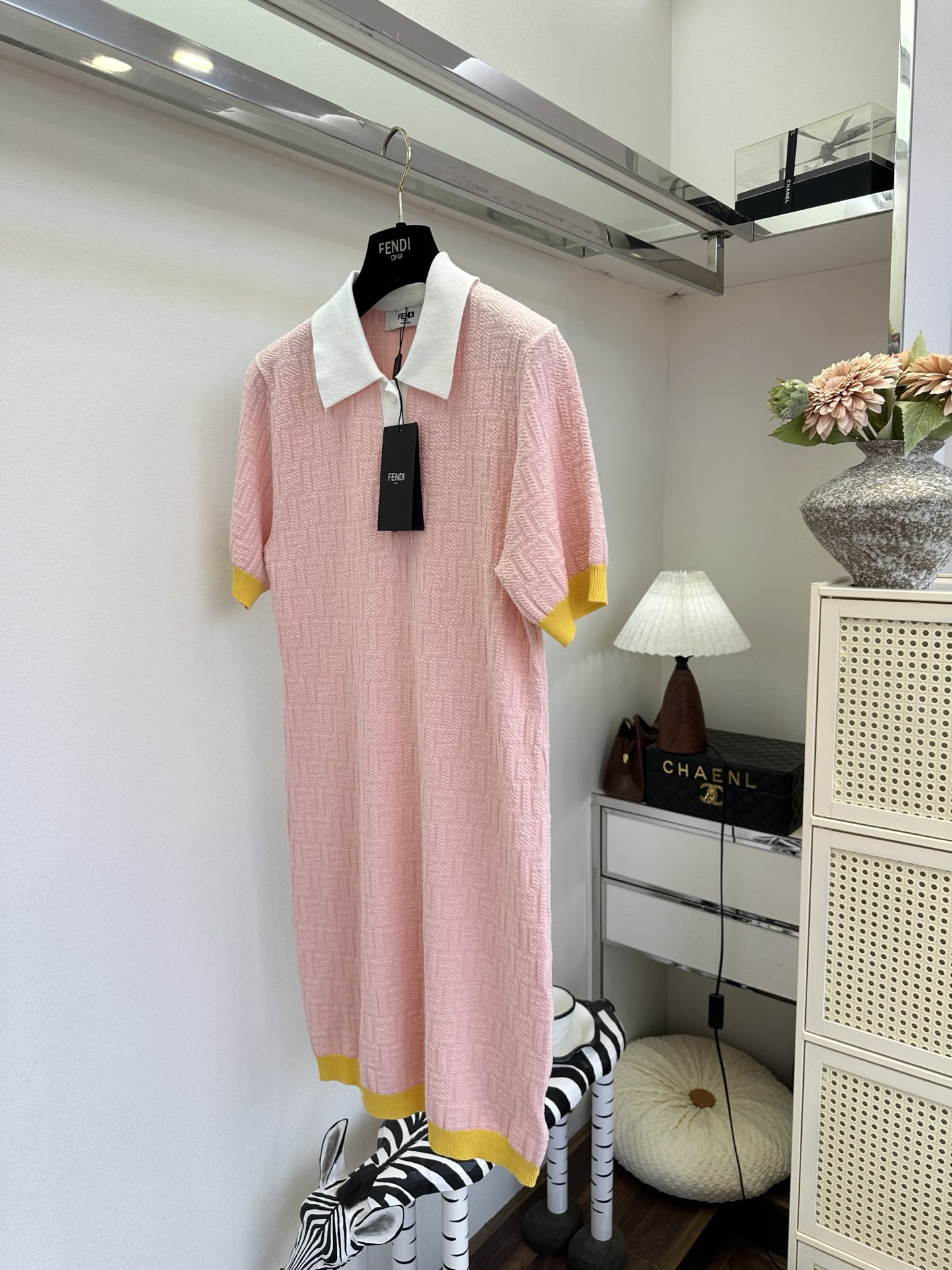 26S 这个配色真的美出天际温柔粉与活力黄撞色，春日氛围感穿搭范本！浅蓝底色搭配粉领黄边，软糯肌理触感满