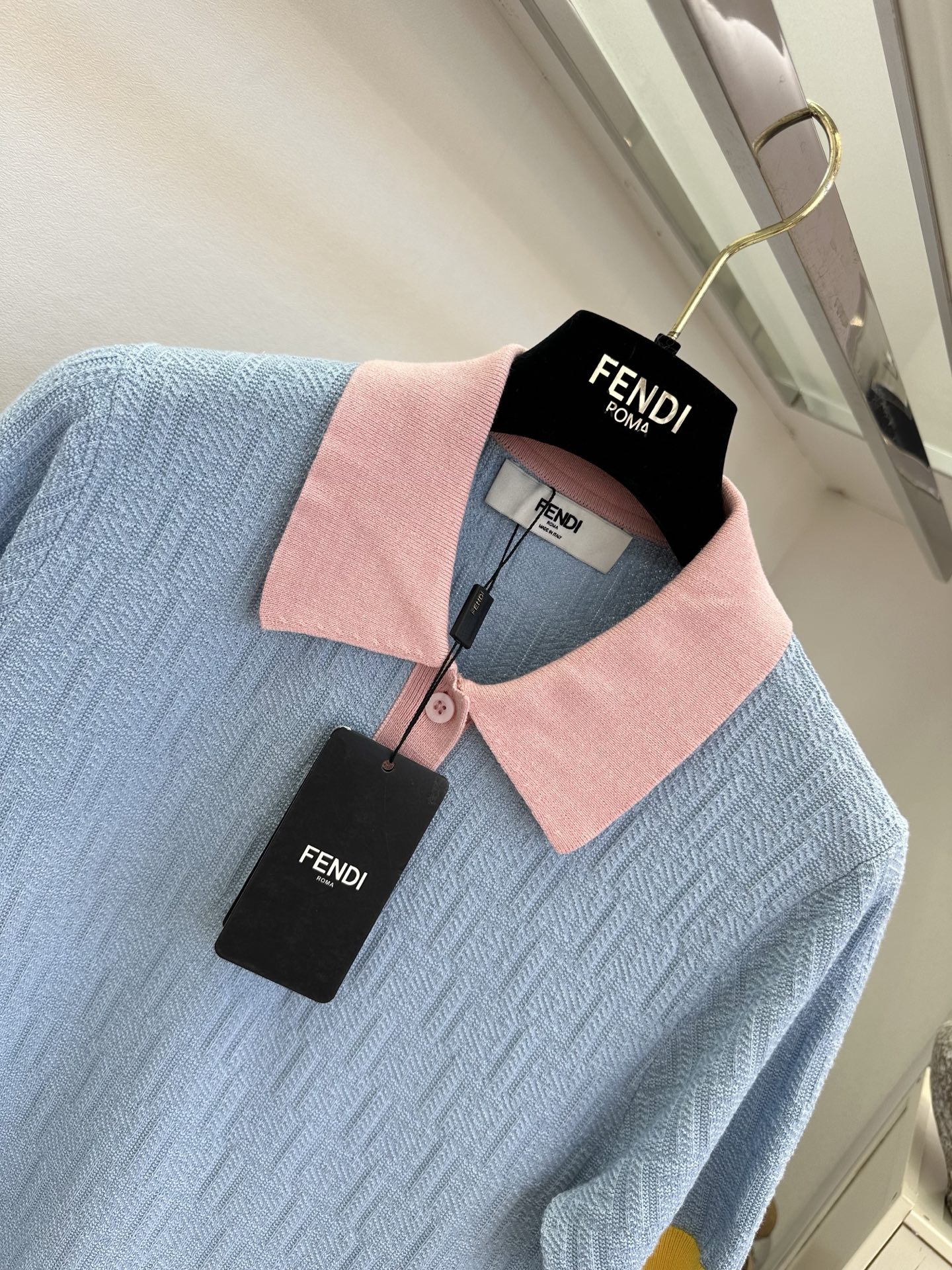 26S 这个配色真的美出天际温柔粉与活力黄撞色，春日氛围感穿搭范本！浅蓝底色搭配粉领黄边，软糯肌理触感满