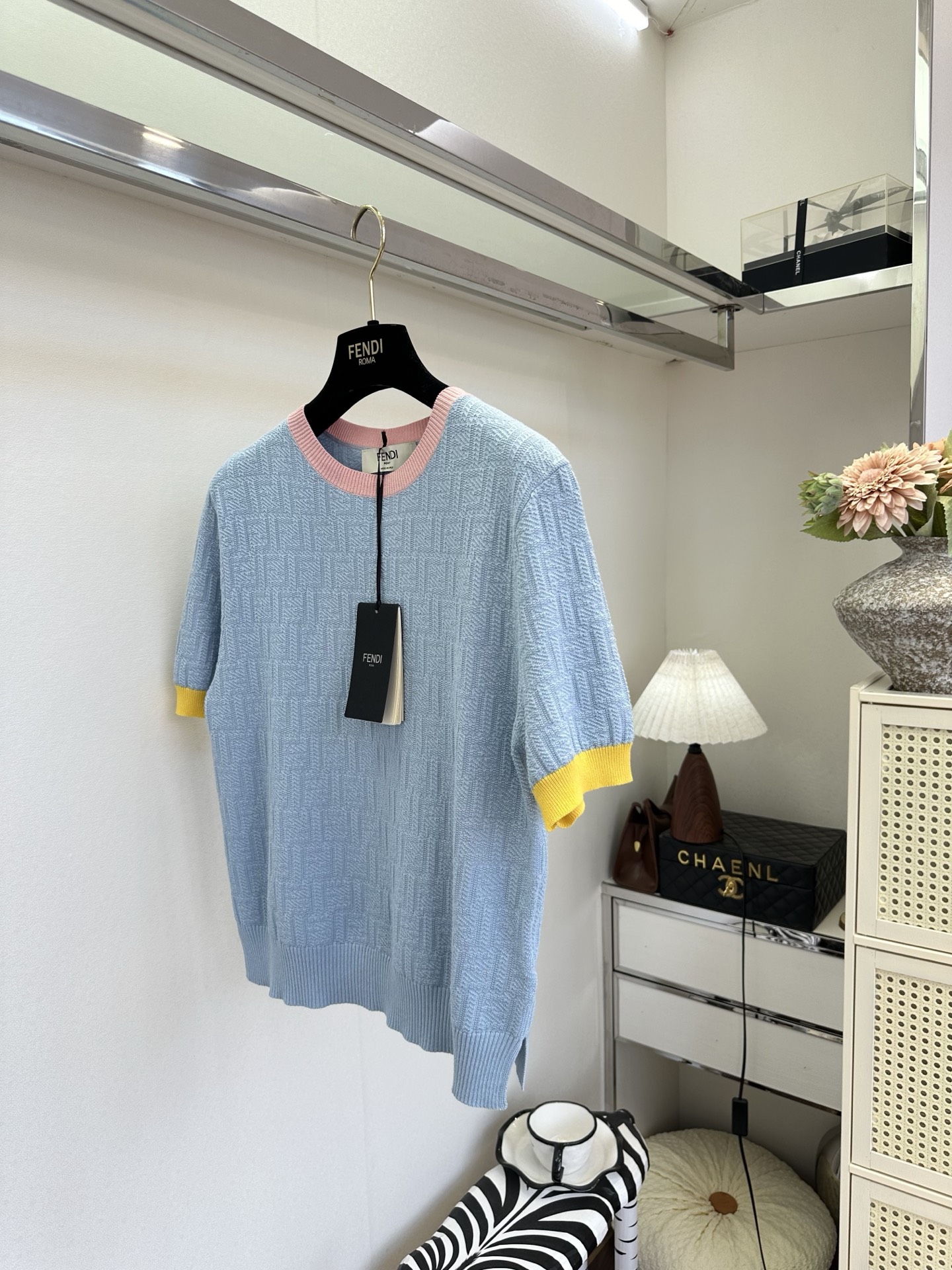 26S 春日温柔感满分！粉黄撞色短袖太戳心～暗纹肌理质感高级，圆领设计简约不挑人，日常出街或通勤都能轻松