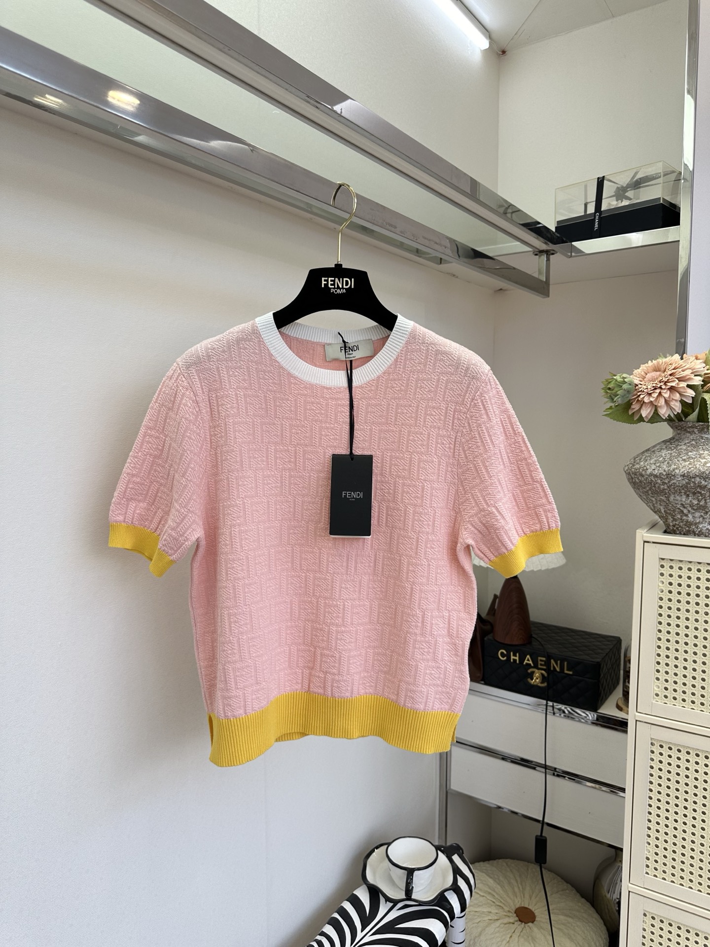 26S 春日温柔感满分！粉黄撞色短袖太戳心～暗纹肌理质感高级，圆领设计简约不挑人，日常出街或通勤都能轻松